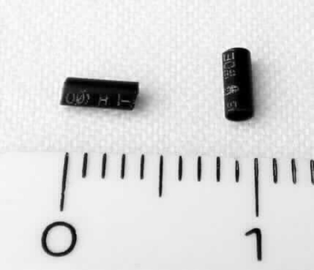 Angaben des Antragstellers:
Schrumpfschlauch

Feststellungen an einem Warenmuster:
Es wurden Abschnitte schwarzer, bedruckter Schläuche (Länge ca. 4 mm, Außendurchmesser 1,4 mm) vorgelegt. Die Schläuche bestehen aus einem Ethylen-Vinylacetat-Copolymer.

Befund:
Es liegt ein Schlauch aus Kunststoff im Sinne der Unterposition (KN) 3917 3200 vor.