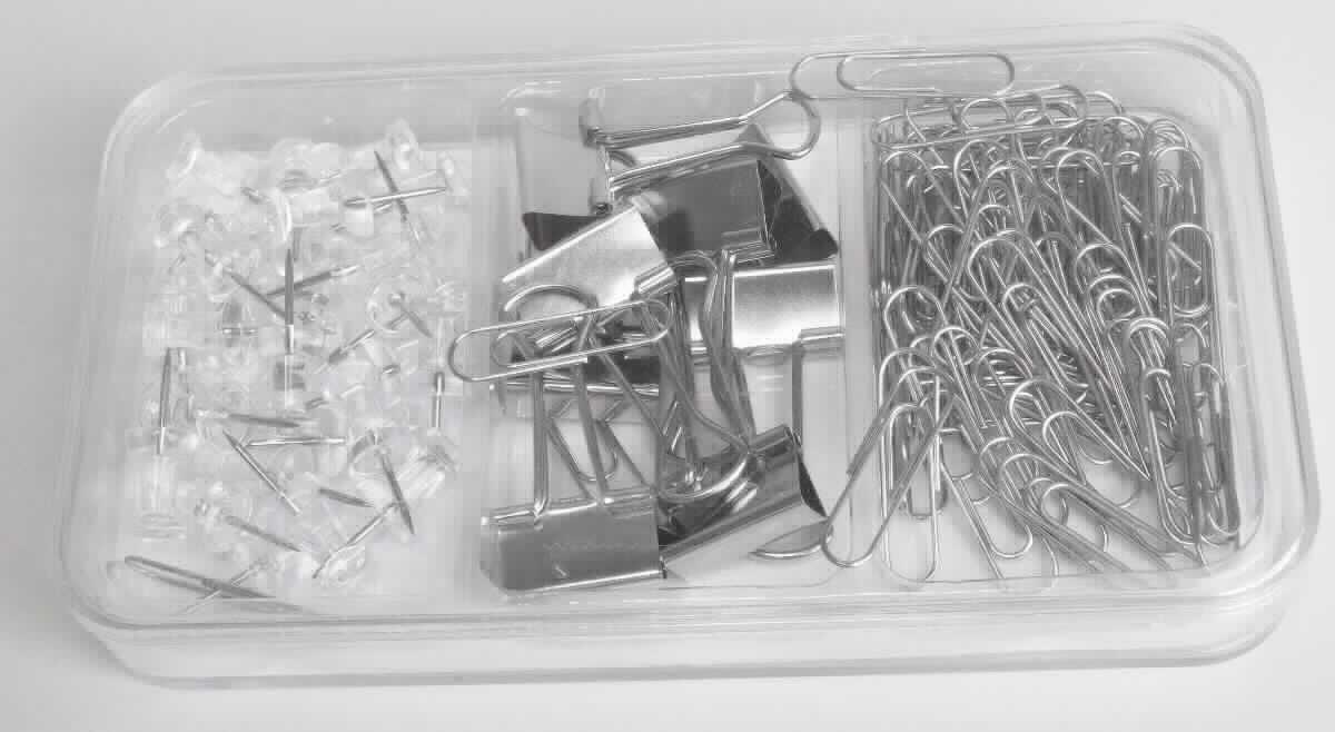 Es handelt sich um Warenzusammenstellungen, bestehend aus 
- 60 Briefklammern (sog. Büroklammern) aus unedlem Metall, 
- 8 Vielzweckklemmen aus unedlem Metall und 
- 30 Pinnwandnadeln mit einem spezifisch geformten Kopf aus Kunststoff und 
  einem zugespitzten Schaft aus unedlem Metall.
Die Erzeugnisse sind gemeinsam in einer dreifach unterteilten Kunststoffdose für den Einzelverkauf aufgemacht und werden üblicherweise in Büros verwendet.
-Angaben lt. Antragsteller-

Abbildung siehe Anlage.

Die Briefklammern und die Vielzweckklemmen bestimmen im Hinblick auf die Anzahl den Charakter der Warenzusammenstellung.

Derartige Erzeugnisse gehören als "Briefklammern und den Briefklammern ähnliches Büromaterial, aus unedlen Metallen" zum TARIC-Code 8305 9000 00.