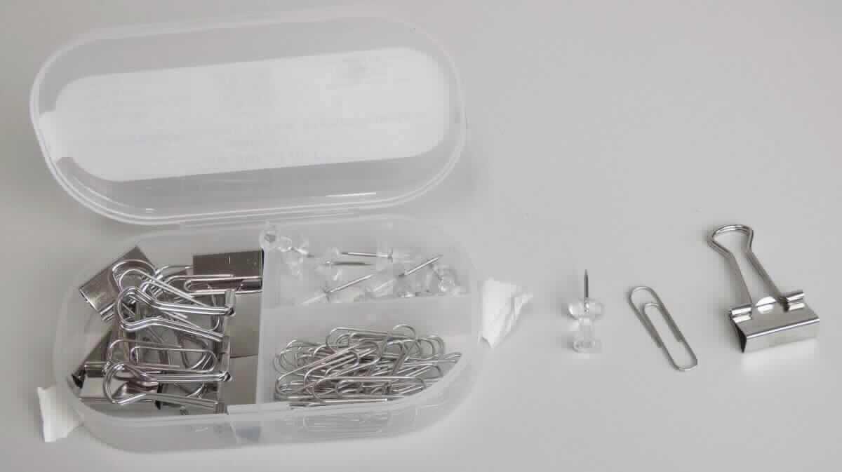 Es handelt sich um Warenzusammenstellungen, bestehend aus 
- 30 Briefklammern (sog. Büroklammern) aus unedlem Metall, 
- 8 Vielzweckklemmen aus unedlem Metall und 
- 10 Pinnwandnadeln mit einem spezifisch geformten Kopf aus Kunststoff und 
  einem zugespitzten Schaft aus unedlem Metall.
Die Erzeugnisse sind gemeinsam in einer dreifach unterteilten Kunststoffdose für den Einzelverkauf aufgemacht und werden üblicherweise in Büros verwendet.
-Angaben lt. Antragsteller-

Abbildung siehe Anlage.

Die Briefklammern und die Vielzweckklemmen bestimmen im Hinblick auf die Anzahl den Charakter der Warenzusammenstellung.

Derartige Erzeugnisse gehören als "Briefklammern und den Briefklammern ähnliches Büromaterial, aus unedlen Metallen" zum TARIC-Code 8305 9000 00.