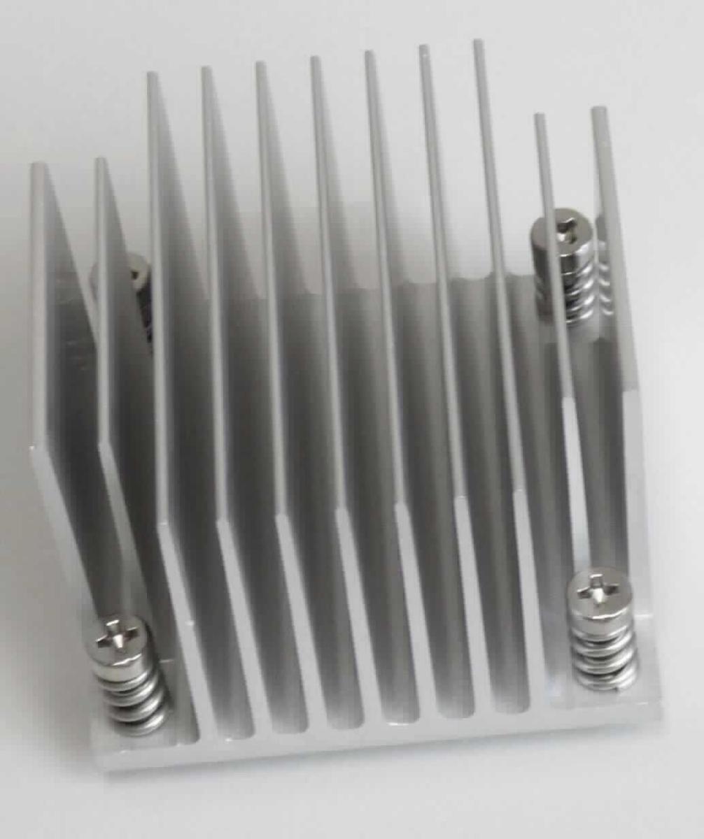 Passive Kühlkörper,
- aus einem rechteckigen Aluminiumblock (Abmessungen: ca. 50x50x30 mm) mit parallel ausgearbeiteten Kühlrippen (sog. Fins) und vier Befestigungsschrauben,
- zur Befestigung auf einem Prozessormodul des Sockeltyps BGA479 (nicht Gegenstand dieser vZTA-Entscheidung), 
- erkennbar ausschließlich oder hauptsächlich zur Verwendung als passive Kühleinrichtung für Prozessorenmodule in digitalen Verarbeitungseinheiten automatischer Datenverarbeitungsmaschinen.

Die Ware wird als "Teil, erkennbar oder hauptsächlich für Maschinen der Pos. 8471 bestimmt, keine zusammengesetzte elektronische Schaltung (Baugruppe)" eingereiht.

Anlage: 1 Abbildung