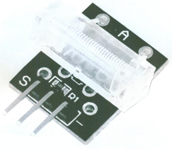 Sog. Schocksensor, im Wesentlichen bestehend aus einer mit einem Sensorelement, einem Widerstand sowie drei Anschlusskontakten bestückten Platine (siehe Abbildung in der Anlage).
Das Sensorelement setzt sich aus einem Mittenkontakt und einer Spiralfeder in einem Gehäuse zusammen. Bei einer definierten Stoßbelastung wird die Feder ausgelenkt und berührt dabei den Mittenkontakt. Daraus resultiert ein elektrisches Signal, welches über die Anschlusskontakte ausgegeben wird.

Die Ware wird als "Gerät zum Messen oder Prüfen anderer als geometrischer Größen, anderes als von den Unterpositionen (HS) 9031 10 bis 9031 49 erfasst" eingereiht.
