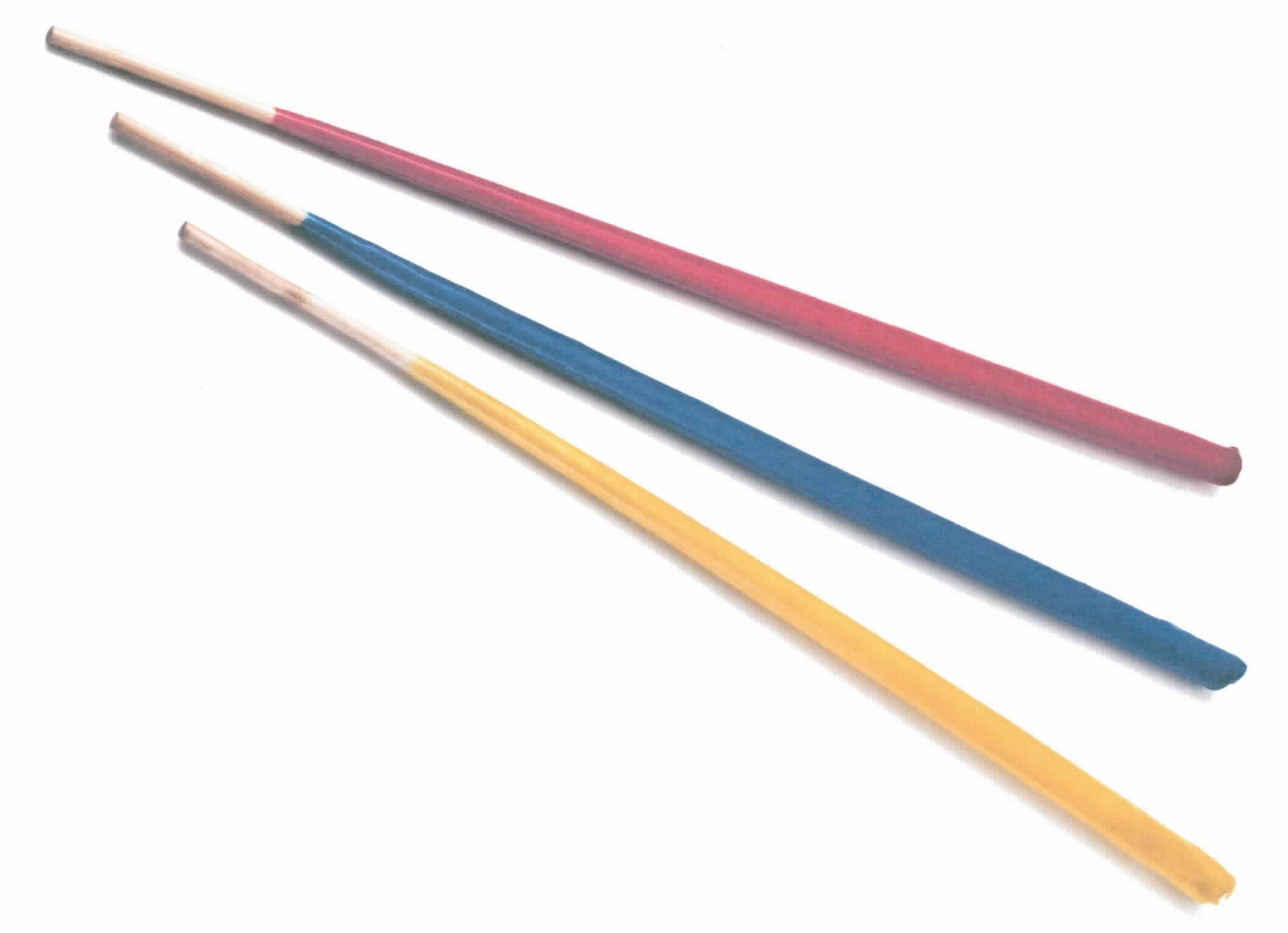 Angaben:
Wachsfackeln 3er Set.

Warenbeschaffenheit:
Set aus 3 ca. 60 cm langen Fackeln (rot, gelb, blau) aus einer Schicht Wachs und einer Schicht Papier (teilweise wachsgetränkt) auf einem ca. 58 cm langen, runden Holzstab mit kurzem Docht (ca. 3 cm), verpackt in farbloser Kunststofffolie.

Befund:
Ware aus leicht entzündlichen Stoffen im Sinne der Anmerkung 2 zu Kapitel 36

Zusammengesetzte Ware, bei der die leicht entzündlichen Bestandteile als charakterbestimmend angesehen werden.