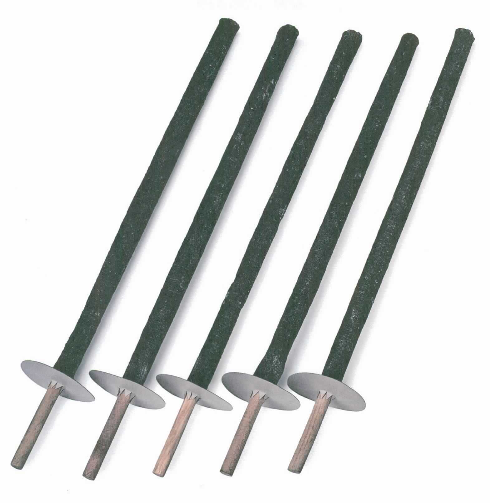 Angaben:
Pechfackeln 5er Set; in Wachs getränkt, 60 cm lang, mit Tropfschutz, lange Brenndauer; aus Baumwolle, Papier, Wachs, mit Holzgriff.

Warenbeschaffenheit:
In einer Kunststofffolie mit Etikett ("5 Pechfackeln, in Wachs getränkt, 60 cm lang, mit Tropfschutz, lange Brenndauer") befinden sich 5 Fackeln bestehend aus einem Papprohr, mit einem schwarzen, mit Wachs getränktem Gewebe umwickelt mit Holzgriff und Pappscheibe als Tropfschutz.

Befund:
Waren aus leicht entzündlichen Stoffen im Sinne der Anmerkung 2 zu Kapitel 36