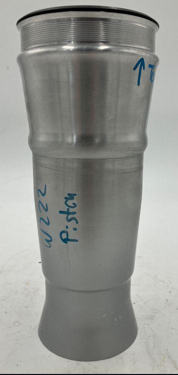 Abrollkolben, sog. Piston, Foto siehe Anlage,
- in Form eines fahrzeugspezifisch gefertigten Hohlzylinders aus laut Antrag Aluminium 
  oder Stahl,
- laut Antrag:
- - mit einer Höhe von ca. 253 mm, einem Außendurchmesser oben (Top) von ca. 105 mm, 
     einem Außendurchmesser unten von ca. 90 mm, einer Wandstärke von ca. 2 mm - 10 mm
     und einem Gewicht von ca. 445 g,
- - mit einem Stützring aus Kunststoff an der Oberseite,
- - wird am oberen Ende der Balg mit einem Klemmring befestigt; am unteren Ende 
     befindet sich der Dämpfer.
- - sorgt für eine gleichmäßige und stabile Federung, indem der Balg unter Druck auf ihm abrollt 
     und hilft außerdem, die Höhe des Fahrzeugs konstant zu halten, indem er die Luftmenge im 
     Federbalg  je nach Beladung reguliert.
- laut ergänzenden Angaben nicht für die industrielle Montage bestimmt,
- wird in Luftfederdämpfern des Aufhängesystems von Personenkraftwagen verbaut,
- keine Einreihung in die Unterposition 8708 8035, da von dieser Unterposition ausschließlich 
  Stoßdämpfer erfasst werden,
- aufgrund der objektiven Merkmale (u. a. Form und Abmessungen) und Eigenschaften
  erkennbar hauptsächlich für Kraftfahrzeuge der Position 8703 bestimmt.

"Teil für Kraftfahrzeuge der Position 8703, Aufhängesystem und Teile davon (Abrollkolben), nicht für die industrielle Montage, anderes als in den TARIC-Codes 8708 8035 10 bis 8708 8099 30 genannte"