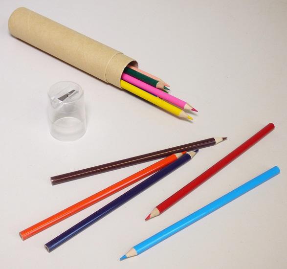 Es handelt sich bei dem sog. "Buntstifte-Set" um eine Warenzusammenstellung in Aufmachung für den Einzelverkauf, bestehend aus:

-	zwölf Buntstiften (ca. 14 cm lang) in unterschiedlichen Farben mit festem Schutzmantel aus Holz
-	einem Anspitzer in passender Größe zum Anspitzen der beiliegenden Stifte.

Der Charakter der Warenzusammenstellung wird aufgrund der Bedeutung für die Verwendung sowie der Menge durch die Stifte bestimmt. 
Die Erzeugnisse sind gemeinsam in einer Kartonrolle verpackt. 

Die Ware ist als "Farbstifte mit festem Schutzmantel, andere als Bleistifte" einzureihen.