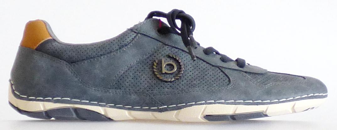 Halbschuhe, Größe 42, Foto siehe Anlage,
- mit Laufsohlen aus laut Antrag Kunststoff,
- mit Oberteil (geschlossenes Blatt) aus Kunststoff (Spinnstoff mit einer mit bloßem Auge 
  wahrnehmbaren Außenschicht aus Kunststoff),
- auf das Oberteil sind Verstärkungsteile aus Kunststoff aufgesetzt,
- seitlich und auf der Lasche mit Firmenlogos verziert,
- mit einem Schnürsenkelverschluss,
- nicht den Knöchel bedeckend,
- ohne Metallschutz in der Vorderkappe,
- mit einer Länge der Innensohle von ca. 28,5 cm,
- als Männerschuhe erkennbar.

"Schuhe, andere als in der Position 6401 genannte, mit Laufsohlen und Oberteil aus 
 Kunststoff, andere als in den Unterpositionen (KN) 6402 1210 bis 6402 9950 genannte, 
 mit einer Länge der Innensohle von mehr als 24 cm, für Männer"