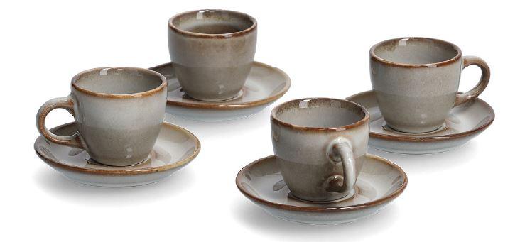 Anderes keramisches Geschirr, sog. Espresso-Set, 8-tlg., Artikel-Nr. 26509, Foto siehe Anlage,
- bestehend aus vier Tassen und vier Untertassen,
- runde, glasierte, bräunliche Tassen mit Henkel,
- - in den Abmessungen: 6,4 cm (Durchmesser) x 5,4 cm (Höhe),
- runde, glasierte, bräunliche Untertassen mit leichter Vertiefung zum Abstellen der Tassen,
- - in den Abmessungen: 11 cm (Durchmesser) x 1,5 cm (Höhe),
- keramische Erzeugnisse, nach der Formgebung gebrannt, tonmineralhaltiges Material enthaltend,
- nach dem Ergebnis der wissenschaftlichen Untersuchung handelt es sich um Steingut,
- gemeinsam verpackt in einem Karton aus Pappe mit Sichtfenster.

"Anderes keramisches Geschirr (Tasse mit Untertasse), aus Steingut"