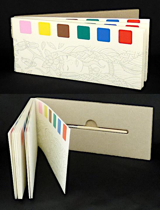 Es handelt sich um eine Zusammenstellung der nachstehend beschriebenen Waren:

1. Ein an der oberen Kante geleimter Abreißblock (Format: etwa 8 x 18,8 cm), bestehend aus 20 einseitig bedruckten Bogen aus Kartonpapier auf einer Unterlage aus Pappe. Jeder Bogen lässt sich entlang einer vertikal verlaufenden, perforierten Linie auftrennen. Die linken Streifen (Breite: etwa 5 cm) sind einseitig mit Malvorlagen in Form von grau-weißen Strichzeichnungen in der Art von Mandalas für Erwachsene bedruckt. Die rechten Streifen sind mit jeweils sechs Aquarell-Farben in Form quadratischer Farbfelder bedruckt (Format: etwa 1,8 x 1,8 cm). Die Unterlage weist innen eine Ausstanzung auf, in die die unter 2.) beschriebene Ware eingelegt ist.

2. Ein etwa 12 cm langer Pinsel. Mit dem angefeuchteten Pinsel sollen die Mandalas mit den aufgedruckten Farben ausgemalt werden.

Abbildung siehe Anlage.

Derartige Waren gehören als "andere Bildrucke" zur Codenummer 4911 91 00 90 0 des Zolltarifs, da es sich um eine Warenzusammenstellung in Aufmachung für den Einzelverkauf handelt, deren wesentlicher Charakter nach der Bedeutung für die Verwendung durch die unter 1. beschriebene Ware bestimmt wird. Dabei handelt es sich um eine aus verschiedenen Bestandteilen zusammengesetzte Ware, deren wesentlicher Charakter nicht feststellbar ist und die somit in die zuletzt genannte der gleichermaßen in Betracht kommenden Positionen (hier: 3213 und 4911) einzureihen ist.
