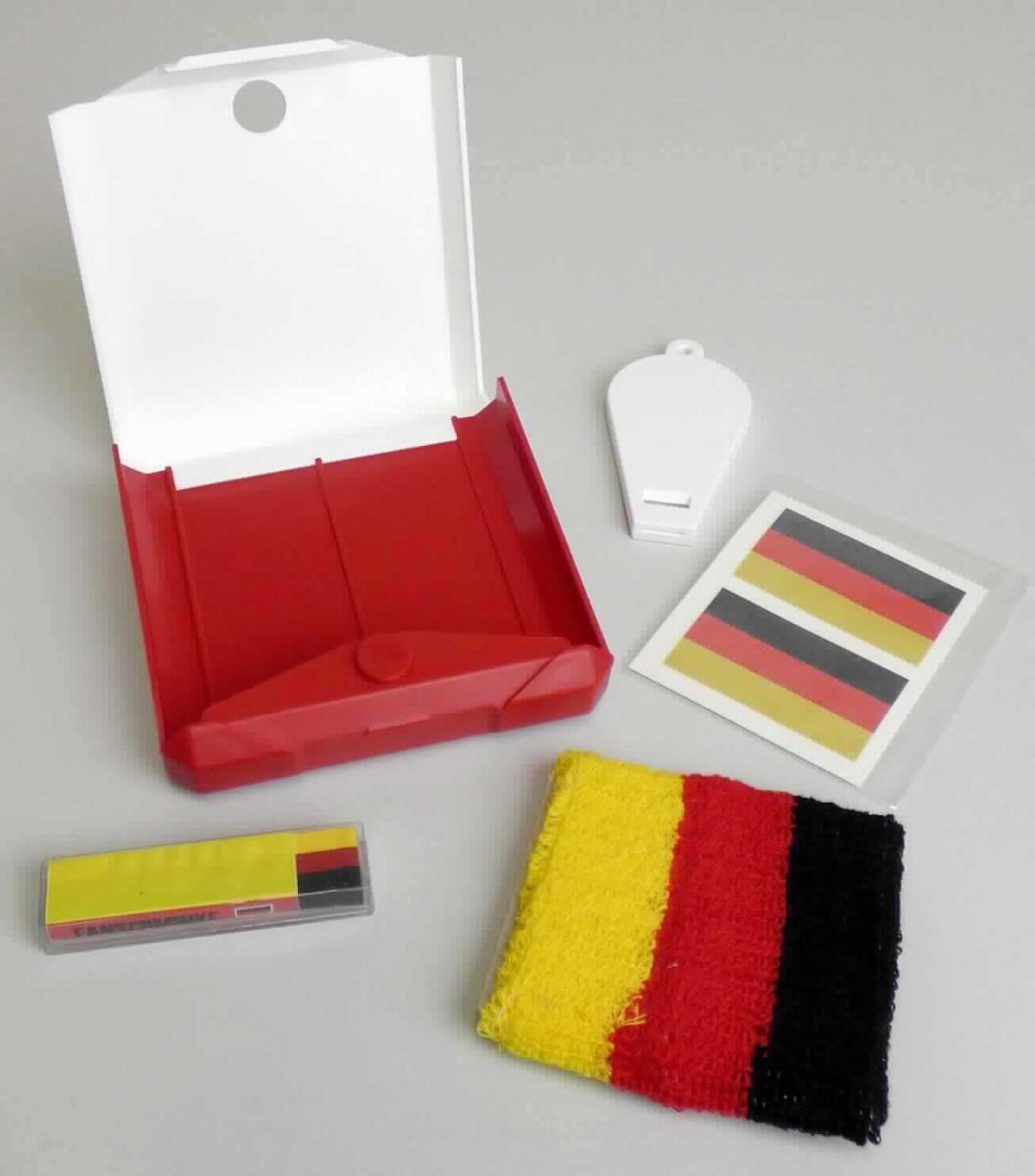 Schminkstift

Bei der vorgelegten Ware handelt es sich um ein fünfteiliges sogenanntes Fan-Set. In einer roten Kunststoffbox mit weißem Deckel sind eine weiße flache Trillerpfeife, zwei Klebetattoos für die Haut (Deutschlandfahne), ein Schweißband für das Handgelenk in den Farben (schwarz rot gelb) sowie ein Schminkstift enthalten.
Es handelt sich nicht um eine für den Einzelverkauf aufgemachte Warenzusammenstellung, da die Bestandteile nicht der Befriedigung eines speziellen Bedarfs oder der Ausübung einer bestimmten Tätigkeit dienen. Die Bestandteile des Sets sind getrennt einzureihen.

Schminkstift:
Bei der Ware handelt es sich um einen rechteckigen Schminkstift mit
drei Farben (gelb, rot, schwarz). Das Erzeugnis ist in einer durchsichtigen, passgenauen Kunststoffschachtel mit bunt bedruckter Papierbanderole und eingeschweißt in einer Kunststofffolie aufgemacht.

Die Ware ist als anderes Erzeugnis zum Schminken in die Unterposition 3304 9900 der
Kombinierten Nomenklatur einzureihen.