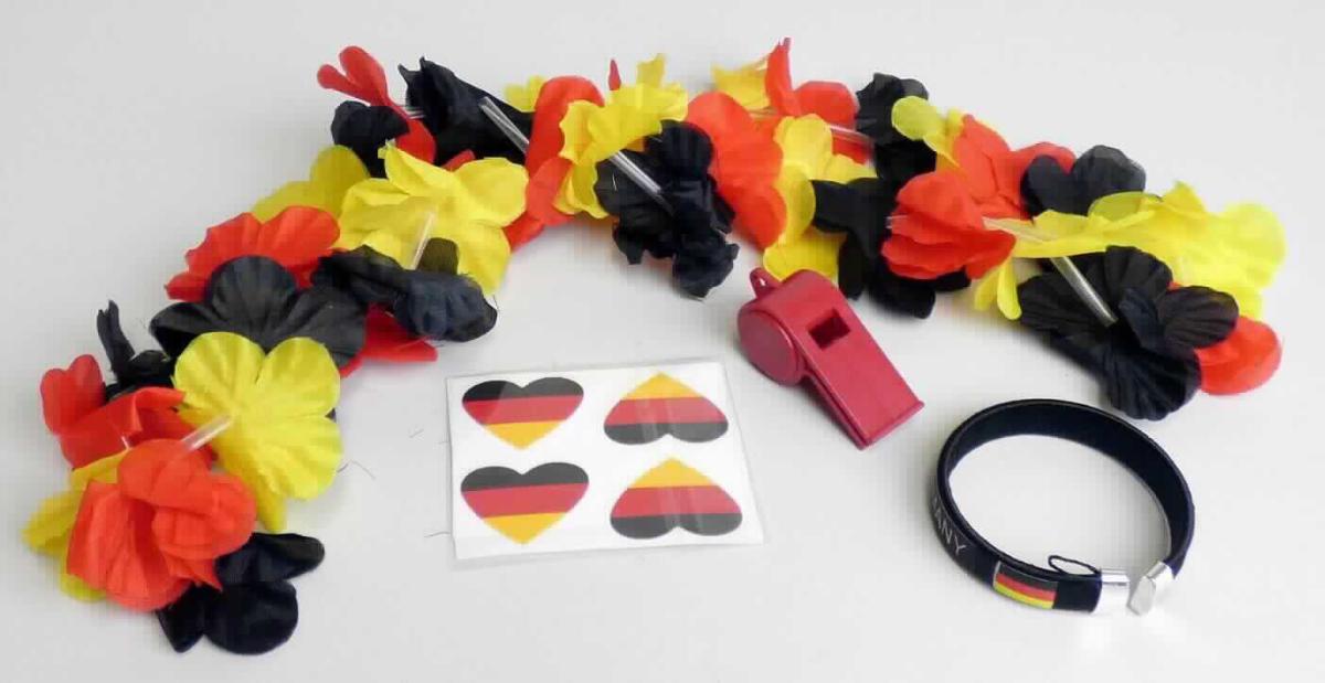WM-Fan-Set, sog. 07812 Fan-Set "Laola", Foto siehe Anlage,
- Zusammenstellung, bestehend aus Aufklebern, einer Trillerpfeife, einer Hawaii-Kette und einem 
  Armband; keine Einreihung als Warenzusammenstellung, da die Waren nicht zur Befriedigung eines speziellen 
  Bedarfs oder zur Ausübung einer bestimmten Tätigkeit zusammengestellt worden sind,
- gemeinsam in einem Polybeutel mit bedrucktem Pappaufhänger verpackt,
- Girlande (Nachahmung eines Leis):
-- stellt sich als zusammengesetzte Ware dar, bestehend aus:
--- künstlichen Blütenblättern aus Spinnstoff, von denen jeweils zwei hintereinander angeordnet sind,
--- künstlichen Stängeln aus Kunststoff, die die Blütenblätter voneinander trennen,
-- die beiden Bestandteile sind jeweils abwechselnd auf einem Spinnstofffaden aufgereiht (einem Verfahren,
   das einer Blumenbindetechnik entspricht),
-- Gesamtlänge ca. 90 cm, Durchmesser der Einzelblüte ca. 5,5 cm,
-- die Blütenblätter aus Spinnstoff bestimmen aufgrund des Umfangs und im Hinblick auf das äußere 
   Erscheinungsbild den Charakter der Ware,
-- stellt sich aufgrund ihrer Gesamtkonzeption als Ware aus künstlichen Blumen dar, damit keine Ware der 
   Position 6307.

"Ware aus künstlichen Blumen, aus anderen Stoffen als Kunststoff"