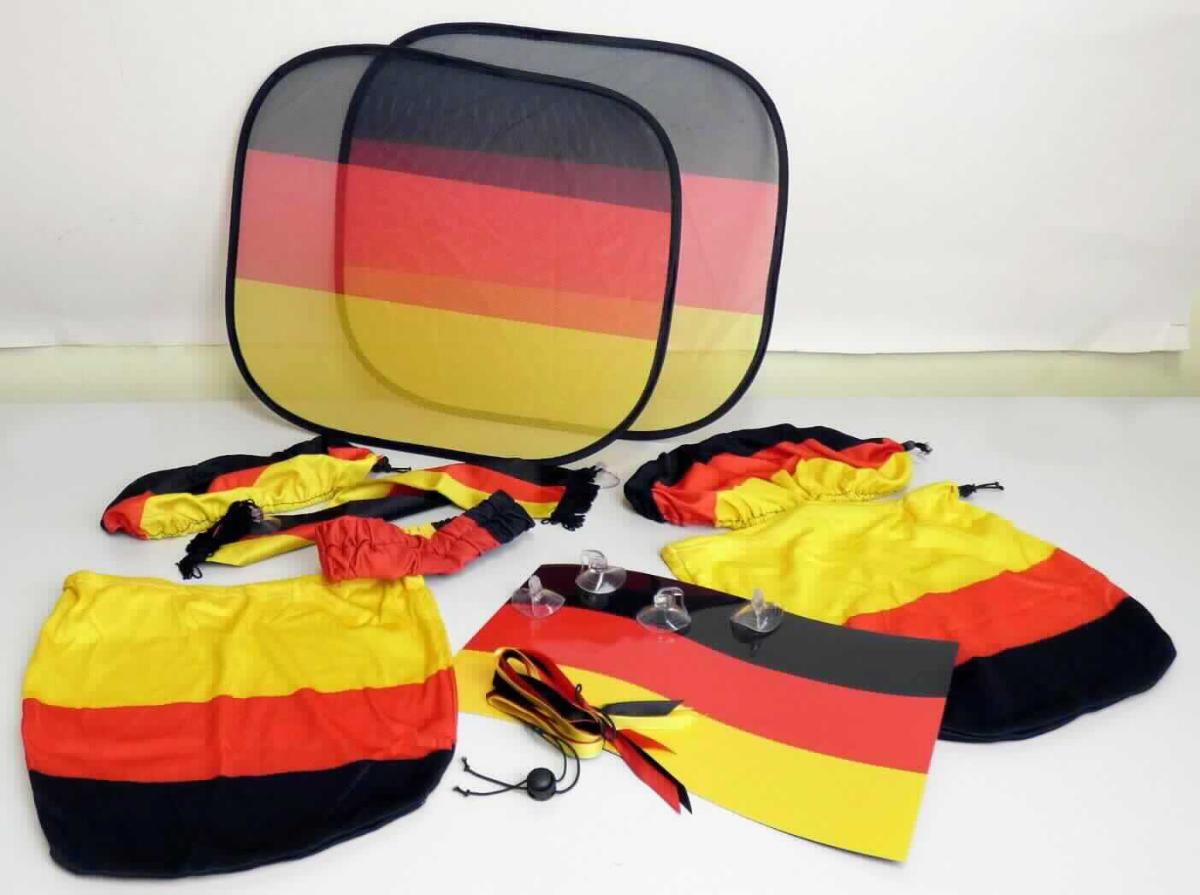 WM-Fan-Set, sog. 08359 Fan-Set "Autokorso", Foto siehe Anlage,
- Zusammenstellung, bestehend aus zwei Sonnenschutzen, einem Fensterschal, einer Autoschleife, einem 
  Multifunktionsband, zwei Kopfstützenbezügen, einem Sonnenblendenüberzug, einem Tankdeckelüberzug
  und einem Automagneten; keine Einreihung als Warenzusammenstellung, da die Zusammenstellung 
  nicht in Aufmachungen für den Einzelverkauf aufgemacht ist,
- Auto-Kopfstützenbezüge, sog. Kopfstützenüberzug "Nation", Art. 08741022-00002:
-- zwei Stück in einem Polybeutel verpackt,
-- der Form einer Autokopfstütze entsprechend gearbeitet; flachliegend annähernd rechteckig, oben mit 
   abgerundeten Ecken; in den Abmessungen von ca. 28 cm x 30 cm, 
-- aus ca. 0,4 mm dicken, buntbedruckten (schwarz-rot-gelb) Gewirken aus Spinnstoffen,
-- am unteren Rand durch Umschlagen und Festnähen gesäumt und mit einem elastischen Tunnelzug zu 
   verengen,
-- durch Zusammennähen konfektioniert,
-- wird zusätzlich als Bezug über die eigentliche Kopfstütze gezogen; stellt sich nicht als Teil eines Sitzes dar
   und wird damit nicht vom Warenkreis der Position 9401 erfasst,
-- nach Art der Ware keine den Bettausstattungen ähnliche Ware der Position 9404.

"Andere Waren zur Innenausstattung (Autokopfstützenbezüge), aus Spinnstoffen, keine Ware der Position 9404, 
 aus Gewirken"