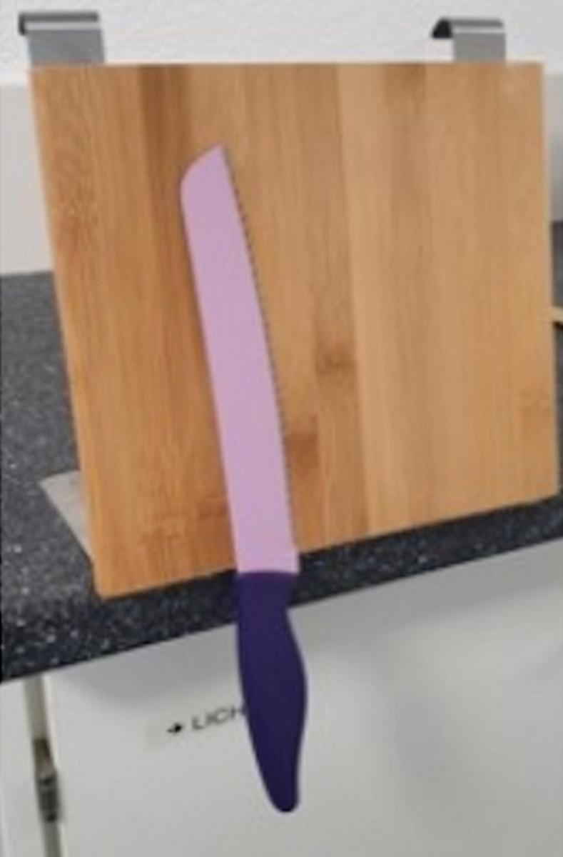 Messerhalter (Abbildung siehe Anlage),
- mit einer ca. 23,0 x 22,4 x 2,9 cm (Länge x Breite x Dicke) großen Platte aus
  Bambus mit drei darin enthaltenen Magnetleisten aus Eisenoxid (Fe2O3),
  mit ausklappbaren Stellfüßen und Haken aus Edelstahl zum Aufstellen
  oder Aufhängen,
- zum Halten von Messern oder magnethaftenden Gegenständen.
- Kein Bestandteil bestimmt den Charakter des Ganzen.

"Dauermagnet aus agglomeriertem Ferrit, keine Ware der TARIC-Codes
 8505 19 10 10 und 8505 19 10 20 (zusammengesetzte Ware aus
 Dauermagneten, Bambusplatte und Befestigungselementen aus Edelstahl
 ohne charakterbestimmendem Bestandteil) - Messerhalter"