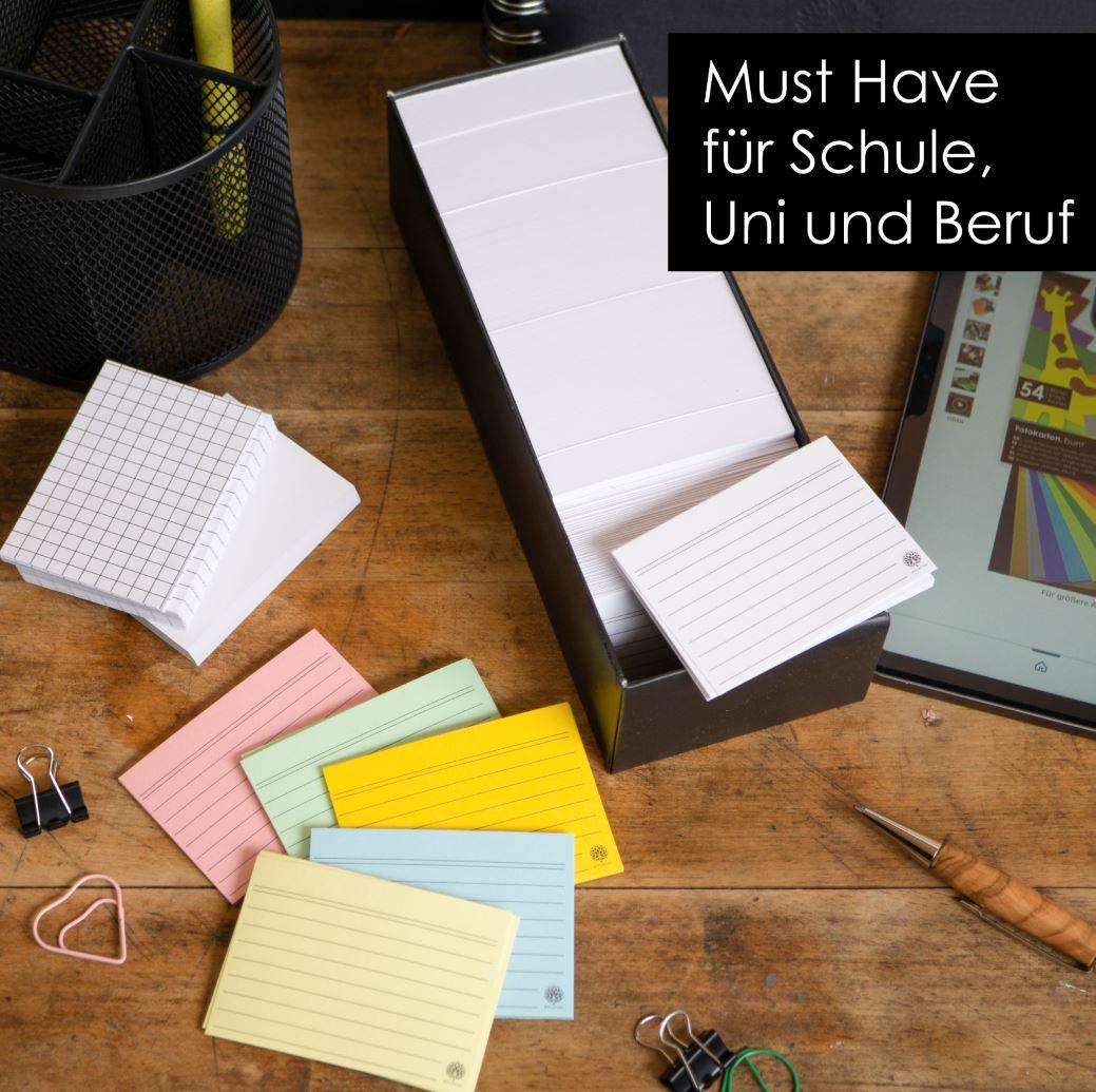 Es handelt sich um eine Zusammenstellung der nachstehend näher beschriebenen, rechteckigen Notizzettel im Format DIN A8, die gemeinsam in einer mit Produktinformationen bedruckten Schiebeschachtel aus Pappe lose verpackt sind:

1. Etwa 900 Zuschnitte aus weißem, beidseitig liniert oder kariert bedrucktem Papier, aus überwiegend chemischen, hauptsächlich gebleichten Halbstoff aus Holz, mit einem auf die Gesamtfasermenge bezogenen Gehalt an mechanischem oder chemisch-mechanischem Halbstoff von weniger als 10 GHT. Es ist beidseitig mit anorganischen Stoffen gestrichen, hat ein Quadratmetergewicht von mehr als 150 g, einen Weißgrad von mehr als 60 %,  und eine Dicke von weniger als 225 Mikrometer.

2. Etwa 50 Zuschnitte aus weißem, nicht bedrucktem Papier, aus überwiegend chemischen, hauptsächlich gebleichten Halbstoff aus Holz, mit einem auf die Gesamtfasermenge bezogenen Gehalt an mechanischem oder chemisch-mechanischem Halbstoff von weniger als 10 GHT. Es ist beidseitig mit anorganischen Stoffen gestrichen, hat ein Quadratmetergewicht von mehr als 150 g, einen Weißgrad von mehr als 60 %  und eine Dicke von weniger als 225 Mikrometer.

3. Etwa 50 Zuschnitte aus in der Masse farbig gefärbtem, beidseitig liniert bedrucktem Papier.

Die Papierzuschnitte sollen beschriftet als Karteikärtchen verwendet werden.

Abbildungen siehe Anlage.

Derartige Waren gehören als "Kraftpapiere und -pappen, beidseitig mit anorganischen Stoffen gestrichen, ausgenommen alle anders gestrichenen oder überzogenen Papiere und Pappen, auch bedruckt, von der Art wie sie als Schreibpapiere, Druckpapiere oder als Papiere zu anderen grafischen Zwecken verwendet werden, mit einem Gehalt an Fasern in einem mechanischen oder chemisch-mechanischen Aufbereitungsverfahren von weniger als 10 GHT, in Bogen, die ungefaltet auf einer Seite nicht mehr als 435 mm und auf der anderen Seite nicht mehr als 297 mm messen" zum TARIC-Code 4810 1400 80.
