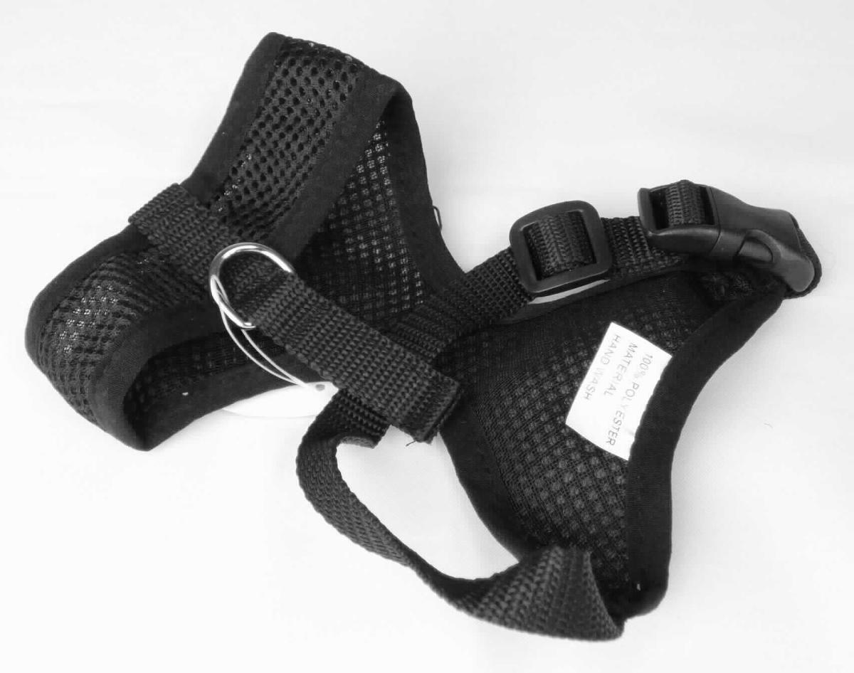 Sattlerware für Tiere, sog. Hundegeschirr, soft (schwarz), Foto siehe Anlage, 
- aus Abstandsgewirke aus Spinnstoffen (sog. Mesh) gefertigt, 
- zum Anlegen an Brust, Bauch und Rücken eines Hundes bestimmt, 
- mit zwei angenähten Bändern aus Geweben, ein Band wird durch eine Schlaufe des anderen Bands geführt,
- - ein Band ist mit einer Einstellvorrichtung und einem Schnappverschluss versehen,
- - am anderen Band mit einem angenähten, halbrunden Ring aus unedlem Metall zur Befestigung der Leine,
- in der Größe S: für Hunde mit einem Brustumfang von 29 cm bis 44 cm (laut Antrag) bestimmt,
- dient dem Beschirren von Hunden als Alternative zu einem Halsband.

"Sattlerware für Tiere, aus Stoffen aller Art, kein Reitsattel"