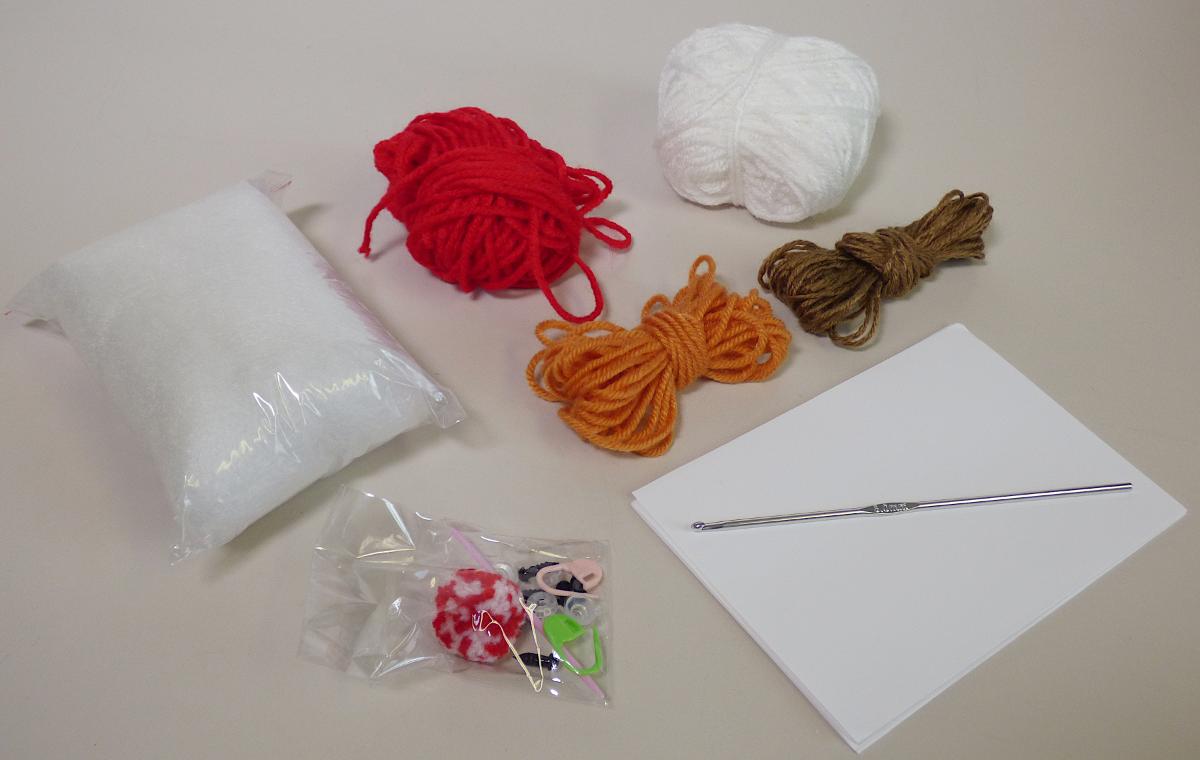 Häkel-Set, Foto siehe Anlage,
- Warenzusammenstellung, bestehend aus vier Garnen, einer Häkelnadel, einer Wollnadel,
  Füllmaterial, zwei Maschenmarkierer, sechs Sicherheitsaugen (sog. Perlenaugen und Knöpfe), 
  einem Pompon und laut Antrag einer Anleitung,
- gemeinsam in einer bedruckten Pappschachtel für den Einzelverkauf aufgemacht und zur
  Befriedigung eines speziellen Bedarfs zusammengestellt,
- Garne:
-- aus synthetischen Spinnfasern (laut Antrag Polyacryl),
-- gezwirnt, mit einer S-Drehung als letzter Drehung,
-- im Knäuel (ohne Unterlage, u. a. deshalb kein Nähgarn),
-- mit einem Gewicht von nicht mehr als 500 g (Garn in Aufmachungen für den Einzelverkauf), 
-- mit einem Titer von unter 10.000 dtex, somit kein Bindfaden,
- Häkelnadel:
-- mit einer Länge von ca. 15 cm,
-- aus unedlem Metall, 
- Wollnadel:
-- mit einer Länge von ca. 7 cm,
-- aus Kunststoff, 
- Sicherheitsaugen:
-- aus Kunststoff,
-- auf der Unterseite mit Stiften, auf die Kunststoffscheiben gesteckt werden,
- Füllmaterial:
-- aus losen synthetischen Spinnfasern,
- Maschenmarkierer:
-- aus Kunststoff,
- Pompon:
-- aus kurzen Garnabschnitten, die in der Mitte abgebunden sind und nach allen Seiten abstehen,
- Anleitung:
-- aus Papier,
-- laut Antrag bedruckt mit einer Häkelanleitung,
- keine Ware der Position 9503, da Häkeln als Handarbeit weder eine Freizeitbeschäftigung darstellt
  noch der spielerischen Unterhaltung von Kindern dient,
- die Garne bestimmen insbesondere im Hinblick auf die Bedeutung in Bezug auf die Verwendung
  den Charakter der Warenzusammenstellung.

"Garne aus synthetischen Spinnfasern, kein Nähgarn, in Aufmachungen für den Einzelverkauf, mit
 einem Anteil an synthetischen Spinnfasern von mehr als 85 GHT"