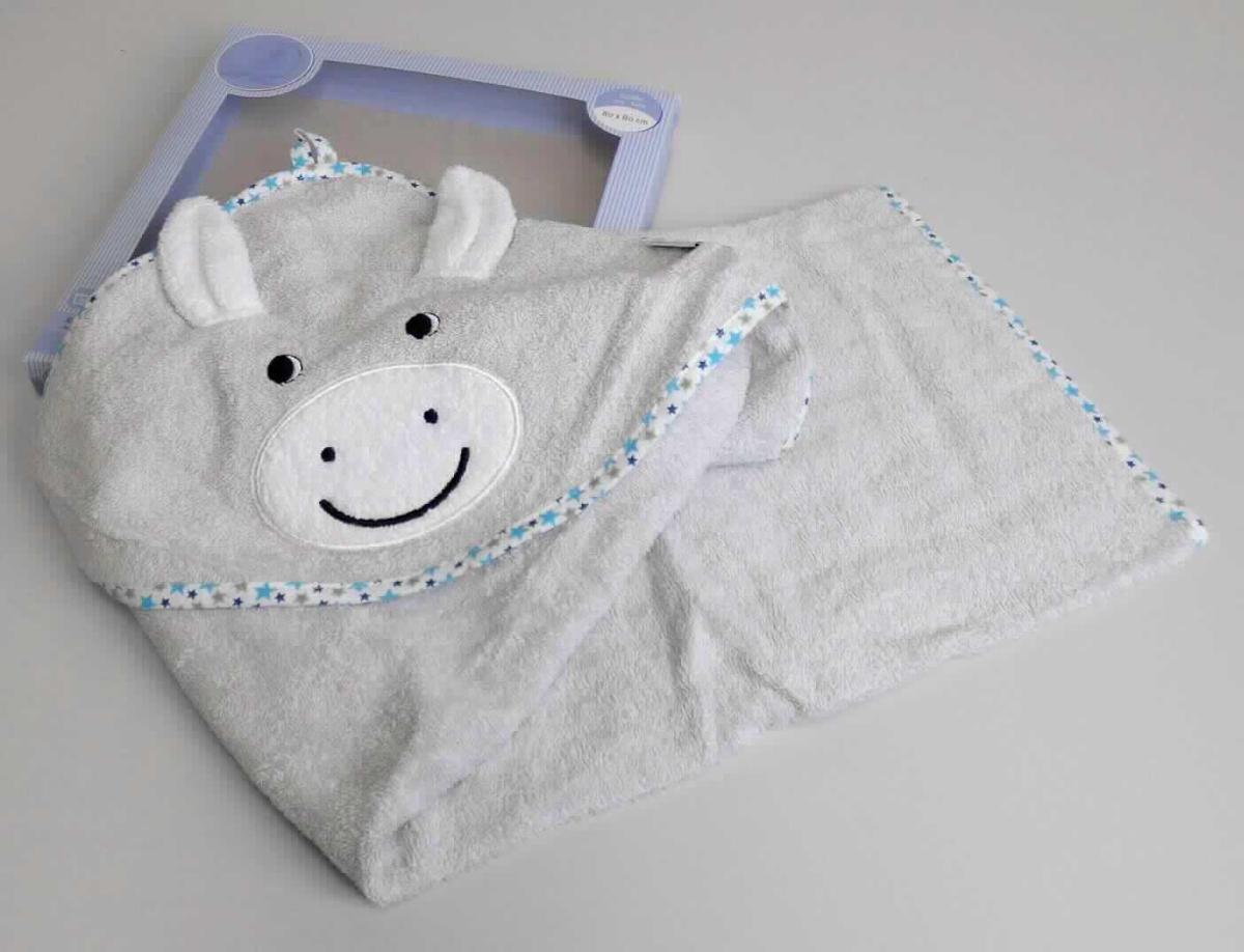 Kapuzenhandtuch, sog. Kapuzenbadetuch Art. 7101731, Foto siehe Anlage,
- in einem Pappkarton mit klarsichtigem Kunststofffenster verpackt,
- annähernd rechteckig, mit abgerundeten Ecken; laut Antrag mit den Abmessungen von 80 cm x 80 cm,
- aus verschiedenen, ca. 2,2 mm dicken, einfarbigen Schlingengeweben nach Art der Frottiergewebe aus 
  laut Antrag 100 % Baumwolle,
- an einer Ecke mit einem aufgenähten, annähernd dreieckigen Zuschnitt versehen, der mit einem aufgestickten
  "Eselgesicht" sowie mit aufgenähten "Eselohren" verziert ist und einem Kind als Kapuze dienen soll, 
- mit einer Aufhängeschlaufe und an den Rändern mit einer Randeinfassung aus schmalen, bedruckten Streifen 
  aus Gewebe versehen,   
- durch Zusammennähen konfektioniert, 
- wird üblicherweise gewaschen,
- stellt sich u. a. aufgrund der Ausstattung nicht als Kleidung dar, somit u. a. keine Ware der Position 6209 oder 
  der Position 6211.

"Wäsche zur Körperpflege, aus Spinnstoffen, aus Frottierware aus Baumwolle, aus Geweben"