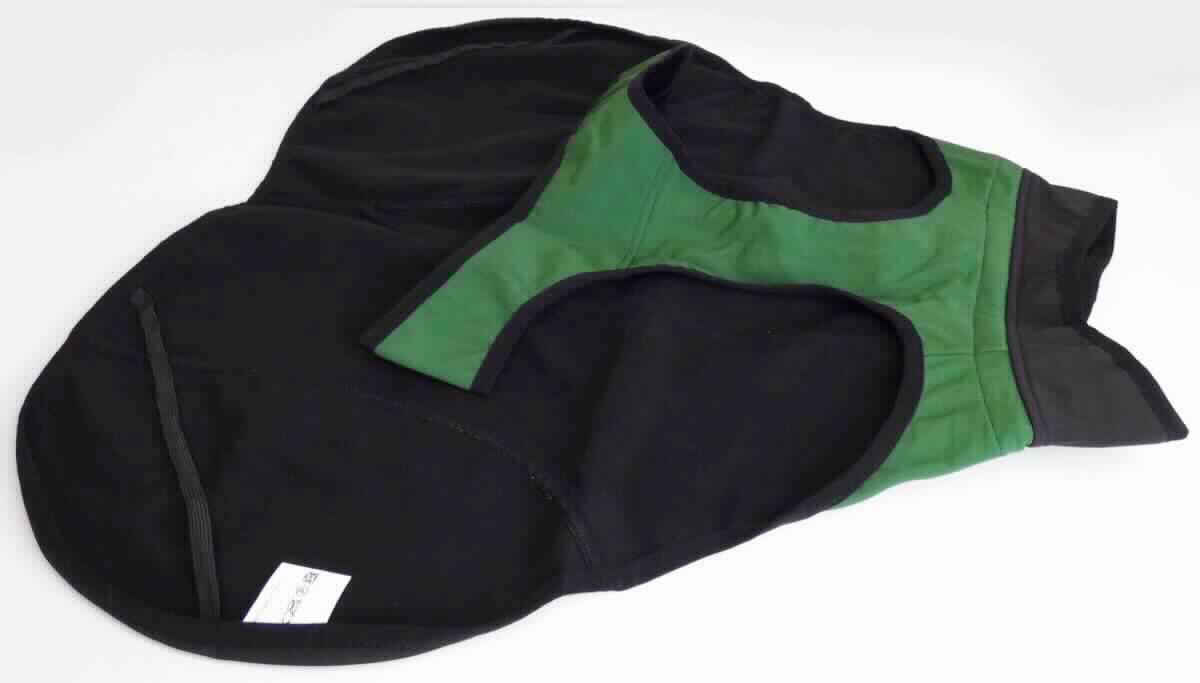 Sattlerware für Tiere, sog. Softshell-Hundemantel, Foto siehe Anlage,
- Bekleidung für Hunde, 
- aus Geweben aus Spinnstoffen, innen geraut,
- den Körper eines Hundes bedeckend, 
- mit einem Kragen mit verengendem Tunnelzug,
- mit einem die Brust bedeckenden Zuschnitt, der mit einem über den Rücken zu führenden Gurt
  mit Schnappverschluss befestigt wird,
- mit zwei elastischen Schlaufen zur Befestigung des Rückenteils an den Hinterläufen,
- mit einer Rückenlänge von ca. 50 cm (laut Antrag), 
- dient erkennbar dem Ausstatten von Hunden und damit als Sattlerware für Tiere.

"Sattlerware für Tiere, aus Stoffen aller Art, kein Reitsattel"