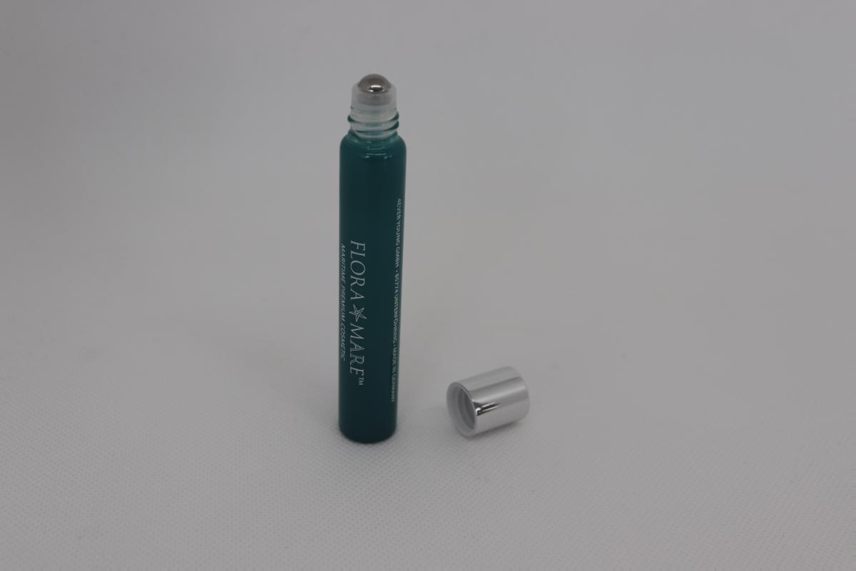 Flasche aus Glas, sog. gefärbte Glasflasche, Foto siehe Anlage,
- zylinderförmige Flasche,
- aus gefärbtem und bedrucktem Glas (damit keine Herstellung aus Glasröhren),
- mit einem Schraubgewinde am offenen Ende,
- mit einem in das Schraubgewinde eingesetzten Einsatz aus einer Kugel aus unedlen Metallen und
  einer Einfassung aus Kunststoff,
- mit einem Schraubdeckel aus Kunststoff,
- mit einem Nenninhalt von 8 ml (laut Aufdruck),
- mit einem Durchmesser von ca. 1,5 cm und einer Höhe von ca. 9,5 cm,
- soll dem Transport und der Verpackung einer kosmetischen Flüssigkeit dienen,
- das Glas bestimmt nach dem Umfang und seiner Bedeutung in Bezug auf die Verwendung
  den wesentlichen Charakter der Ware.

"Flasche aus Glas, von der zu Transport- oder Verpackungszwecken verwendeten Art, nicht aus Glas-
 röhren hergestellt, mit einem Nenninhalt von weniger als 2,5 l, anderes als in den Unterpositionen
 7010 9041 bis 7010 9079 genannte, aus gefärbtem Glas"