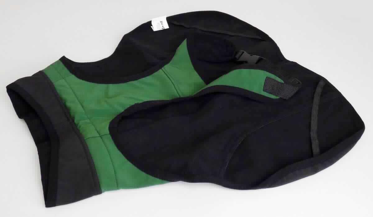 Sattlerware für Tiere, sog. Softshell-Hundemantel, Foto siehe Anlage,
- Bekleidung für Hunde, 
- aus Geweben aus Spinnstoffen, innen geraut,
- den Körper eines Hundes bedeckend, 
- mit einem Kragen mit verengendem Tunnelzug,
- mit einem die Brust bedeckenden Zuschnitt, der mit einem über den Rücken zu führenden Gurt
  mit Schnappverschluss befestigt wird,
- mit zwei elastischen Schlaufen zur Befestigung des Rückenteils an den Hinterläufen,
- mit einer Rückenlänge von ca. 40 cm (laut Antrag), 
- dient erkennbar dem Ausstatten von Hunden und damit als Sattlerware für Tiere.

"Sattlerware für Tiere, aus Stoffen aller Art, kein Reitsattel"