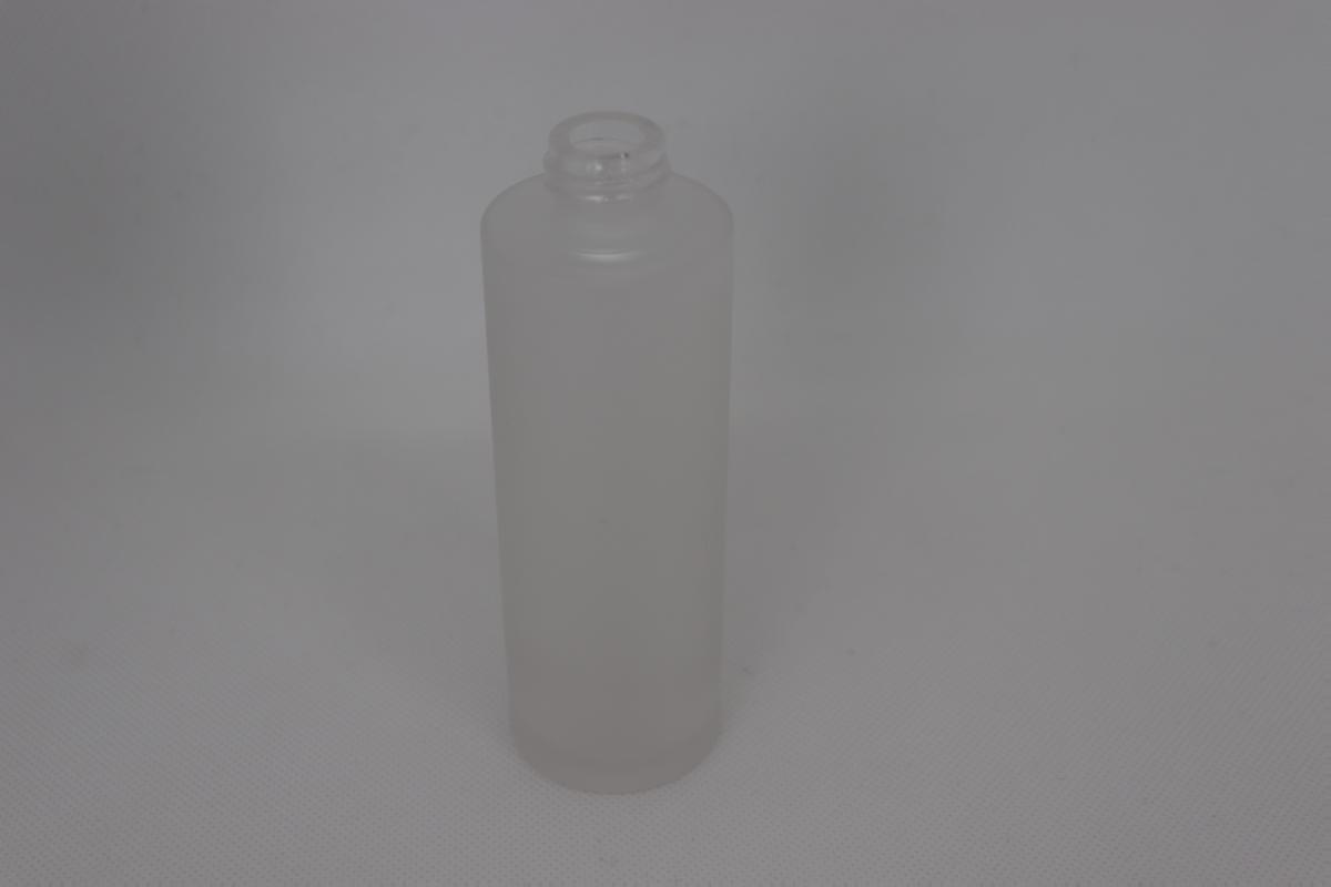 Behältnisse aus Glas, sog. frosted Glasflasche, Foto siehe Anlage,
in zwei unterschiedlichen Ausführungen:
- in Form einer zylinderförmigen Flasche,
- - aus satiniertem, nicht gefärbtem Glas,
- - mit einem kurzen Hals mit Schraubgewinde; ohne Verschluss,
- - mit einem Fassungsvermögen von weniger als 2,5 l,
- - mit den Abmessungen: ca. 4 cm (Durchmesser) x 12 cm (Höhe),
- in Form eines zylinderförmigen Tiegels,
- - aus satiniertem, nicht gefärbtem Glas,
- - mit einem kurzen Hals mit Schraubgewinde; ohne Verschluss,
- - mit einem Fassungsvermögen von weniger als 2,5 l,
- - mit den Abmessungen: ca. 7 cm (Durchmesser) x 16 cm (Höhe),
- ohne Hinweise auf eine Herstellung aus Glasröhren,
- sollen dem Transport und der Verpackung von Kosmetika dienen.

"Behältnisse aus Glas, von der zu Transport- oder Verpackungszwecken verwendeten Art, keine
 Haushaltskonservengläser, nicht aus Glasröhren hergestellt, mit einem Nenninhalt von weniger als 2,5 l,
 andere als in den Unterpositionen 7010 9041 bis 7010 9079 genannte, aus nicht gefärbtem Glas"