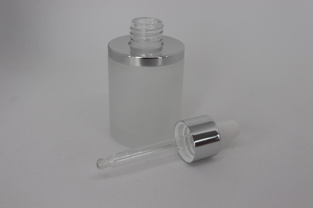 Flaschen aus Glas, sog. frosted Glasflasche und Pipette aus Glas, Fotos siehe Anlage,
in zwei verschiedenen Ausführungen:
- erste Ausführung; bestehend aus:
- - einer zylinderförmigen Flasche aus mattiertem, nicht gefärbtem Glas,
- - - am Boden mit einer eingeprägten Zahl versehen; somit nicht aus Glasröhren hergestellt,
- - - am oberen Rand mit einer Deckplatte aus unedlen Metallen versehen,
- - - mit einem kurzen Hals mit Schraubgewinde,
- - - mit einem Schraubdeckel aus Kunststoff mit integriertem Tropfenzähler,
- - - - mit einer innen angesetzten, spitz zulaufenden Pipette aus Glas,
- - - - mit einem auf dem Deckel befestigten Tropfbalg aus Kunststoff,
- - - mit einem Fassungsvermögen von weniger als 2,5 l,
- - - mit den Abmessungen: ca. 4,5 cm (Durchmesser) x 7 cm (Höhe),
- zweite Ausführung; bestehend aus:
- - einer zylinderförmigen Flasche aus mattiertem, nicht gefärbtem Glas,
- - - am Boden mit einer eingeprägten Zahl versehen; somit nicht aus Glasröhren hergestellt,
- - - mit einem kurzen Hals mit Schraubgewinde,
- - - mit einem Schraubdeckel aus Kunststoff mit integriertem Tropfenzähler,
- - - - mit einer innen angesetzten, spitz zulaufenden Pipette aus Kunststoff,
- - - mit einem Fassungsvermögen von weniger als 2,5 l,
- - - mit den Abmessungen: ca. 3 cm (Durchmesser) x 5,5 cm (Höhe),
- sollen dem Transport und der Verpackung von Kosmetika dienen,
- das Glas bestimmt nach dem Umfang und seiner Bedeutung in Bezug auf die Verwendung 
  den wesentlichen Charakter der zusammengesetzten Ware.

"Flaschen aus Glas, von der zu Transport- oder Verpackungszwecken verwendeten Art, nicht aus
 Glasröhren hergestellt, mit einem Nenninhalt von weniger als 2,5 l, andere als in den Unterpositionen
 7010 9041 bis 7010 9079 genannte, aus nicht gefärbtem Glas"