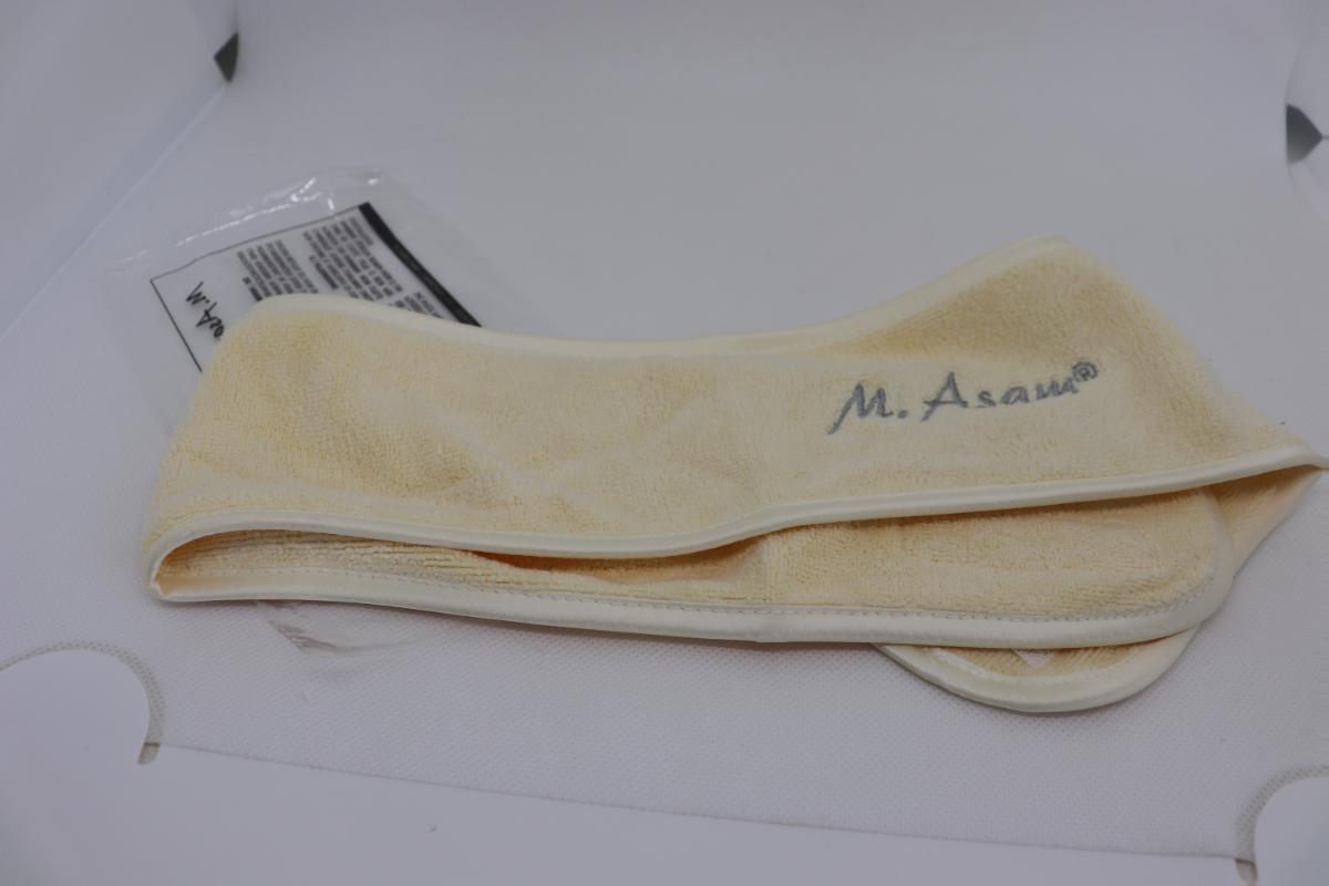 Kopfband, sog. Haarband aus Microfaser, Foto siehe Anlage,
- in einem Polybeutel verpackt,
- flachliegend in den Abmessungen (L x B) von ca. 65 cm x 8 cm,
- aus ca. 1,1 mm dicken, einfarbigen Plüschgewirken aus laut Antrag 87 % Polyester und 13 % Polyamid 
  (beides synthetische Chemiefasern); weder elastisch noch kautschutiert,
- mit einem aufgestickten Schriftzug verziert,
- an den Rändern mit einem schmalen Streifen aus Geweben eingefasst,
- an den Schmalseiten mit aufgenähten Klettverschlussstreifen,
- durch Zusammennähen konfektioniert,
- wird üblicherweise als Kopfband/Haarband zum Zurückhalten des Haares getragen; somit keine Ware
  der Position 6302,
- in Anbetracht des textilen Charakters wird die Ware nicht vom Warenkreis der Position 9615 erfasst,
- individuelles (selbstständiges) Einzelstück, das eine Ergänzung von Kleidung darstellt.

"Anderes konfektioniertes Bekleidungszubehör (Kopfband), aus (weder elastischen noch kautschutierten)
 Gewirken"