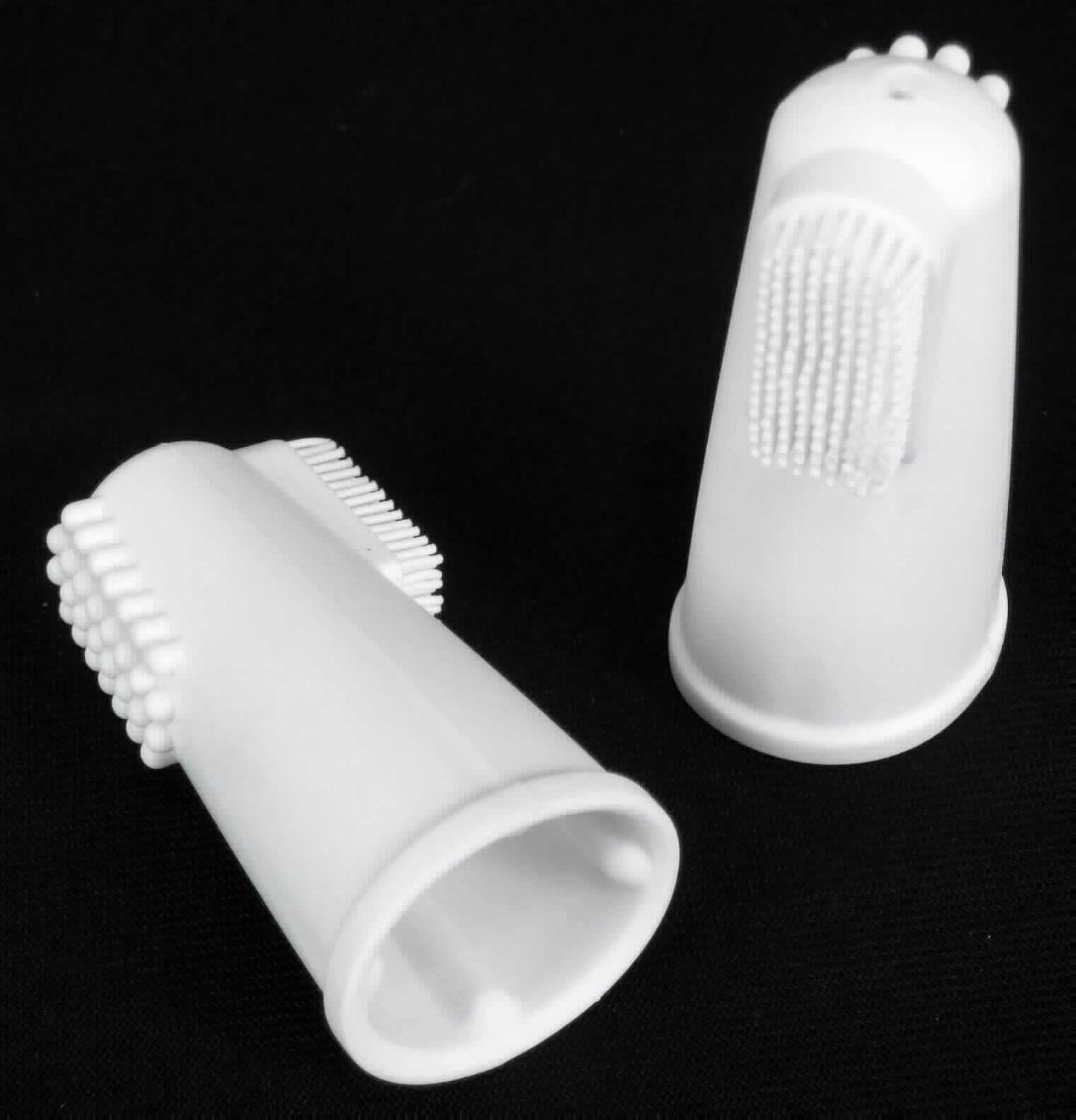 Bei der als "Zahnpflege 2er Set Mikkeli, Art. 65910" bezeichneten Ware handelt es sich um ein Set, bestehend aus zwei Fingerzahnbürsten, im Wesentlichen jeweils bestehend aus einer Tülle aus Kunststoff, die auf einen Finger zu stülpen und auf der Außenseite sowohl mit Massagenoppen als auch mit Borsten, in einem Stück aus der Tülle herausgeformt, versehen ist.
Das Erzeugnis erfüllt sowohl eine Zahnfleischmassage- als auch eine Zahnbürstenfunktion für Tiere.

Sie ist daher in die letztgenannte der gleichermaßen in Betracht kommenden Positionen einzureihen.

Das auf einer Pappkarte aufgeblisterte Set ist als "Bürste, Zahnbürste" einzureihen.