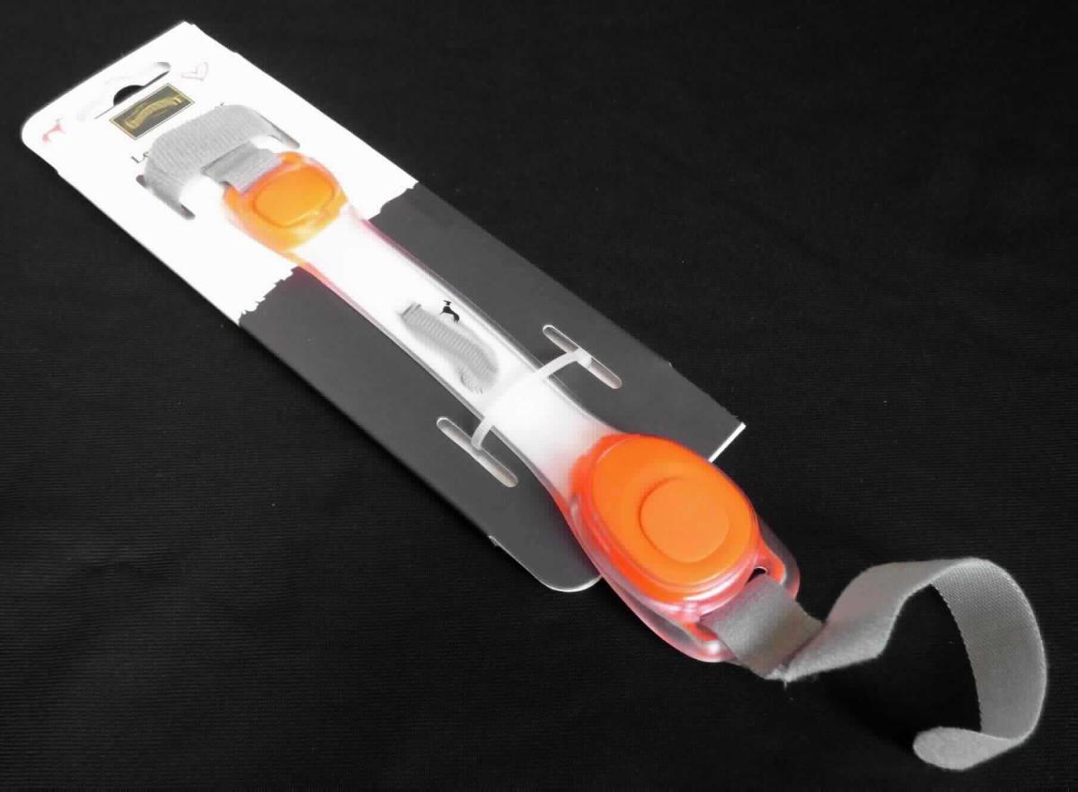 LED Leuchtadapter "YUKON Art. 66458"
- aus mehreren orange-leuchtenden Leuchtdioden in einem transparenten Kunststoffband 
  mit Druckschalter und Batteriefach mit eingelegter Batterie, an beiden Enden jeweils mit 
  einem Klettband zu Befestigung an einem Halsband, einem Geschirr oder einer Leine 
  ausgestattet,
- zur Abgabe von Signalen in Form von orangem Dauerlicht oder Blinklicht,
- zur Verwendung als Sichtsignalgerät (z. B. für Hunde), um in der Dunkelheit besser 
  erkannt zu werden,
- auf einer bedruckten Pappe zum Verkauf aufgemacht.
(Abbildung siehe Anlage)

"Elektrisches Sichtsignalgerät, kein Gerät der Positionen 8512 oder 8530, keine Ware der 
 Unterpositionen (HS) 8531 10 und 8531 20, kein Läutwerk, Summer, Türklingel oder Ähnliches - 
 LED Leuchtadapter"