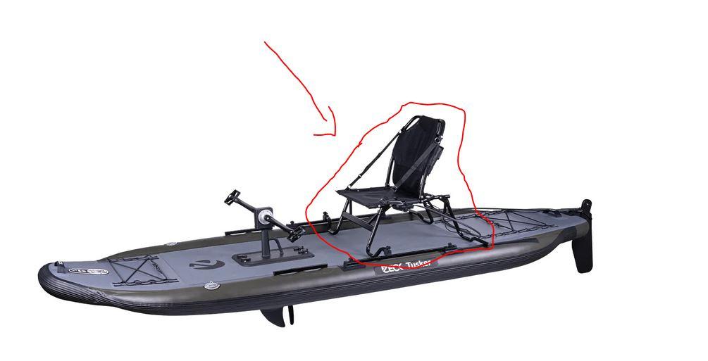 Es handelt sich bei dem sog. „Tusker Kayak Seat (Artikelnummer 900423)“ um ein Sitzmöbel mit Metallgestell und einer textilen Sitzfläche. Das Gestell besteht im Wesentlichen aus Stangen, die fest an einem Kajak befestigt werden (Wasserfahrzeug nicht Gegenstand dieser vZTA-Entscheidung).

Die Ware wird als "anderes Sitzmöbel der Pos. 9402, nicht von den Unterpositionen (HS) 9401 10 bis 9401 69 erfasst, mit Gestell aus Metall, nicht gepolstert" eingereiht.
