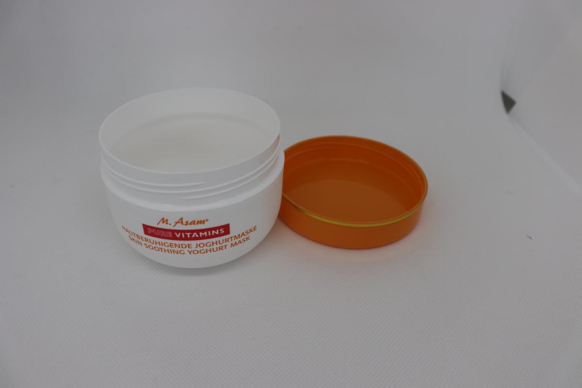 Nach den Antragsangaben sowie dem vorgelegten Warenmuster handelt es sich um eine Dose aus Kunststoff im Sinne der Anmerkung 1 zu Kapitel 39 mit einem Fassungsvermögen von 150 ml.
Die zylindrische, sich nach unten hin leicht verjüngende Dose (d. ca. 8 cm, h ca. 6 cm) ist mit einem Schraubdeckel ausgestattet und auf der Außenseite mit Produktinformationen bedruckt. Das Erzeugnis soll als Tiegel zur Verpackung von Kosmetikerzeugnissen verwendet werden.

Zolltarifrechtlich handelt es sich um ein "Transport- oder Verpackungsmittel aus Kunststoffen, Schachteln (einschließlich Dosen), nicht von den TARIC-Codes 3923 1010 00 und 3923 1090 10 erfasst".