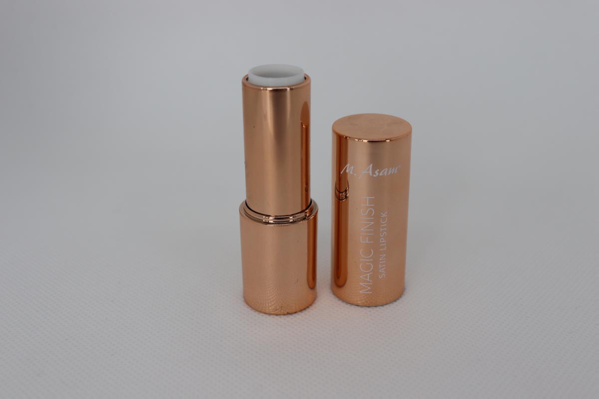 Nach den Antragsangaben sowie dem vorgelegten Warenmuster handelt es sich um ein Verpackungsmittel für Kosmetik in Form einer unbefüllten Lippenstifthülle mit Drehmechanik. Die zylindrisch geformte, etwa 7,5 cm hohe und im Durchmesser ca. 2 cm große Ware besteht aus einer metallummantelten Hülse mit einem drehbaren Sockel aus Kunststoffen im Sinne der Anmerkung 1 zu Kapitel 39 und verfügt über eine abnehmbare Kunststoffkappe. In die Kappe ist als Verschluss ein Dauermagnet integriert.

Die Lippenstifthülle ist auf der Außenseite vollständig mit einem kupferfarbenen Farbauftrag versehen sowie auf der Kappe mit verschiedenen Schriftzügen bedruckt.

Der Charakter der zusammengesetzten Ware wird im Hinblick auf den Umfang sowie die Bedeutung in Bezug auf die Verwendung durch den Kunststoff bestimmt.

Zolltarifrechtlich handelt es sich um ein "Transport- oder Verpackungsmittel aus Kunststoffen, Spulen, Spindeln, Hülsen und ähnliche Warenträger, nicht von dem TARIC-Code 3923 4010 00 erfasst".