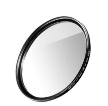 "UV-Filter, 86 mm und 95 mm", im Wesentlichen bestehend aus einem geschliffenen, 16fach mehrschichtvergüteten Filterglas, gefasst in einer Aluminiumfassung mit Gewinde, Durchmesser 86 bzw. 95 mm. Der UV-Filter wird auf das Objektiv einer digitalen Kamera (nicht Gegenstand dieser vZTA-Entscheidung) geschraubt. Er blockiert ultraviolettes Licht und trägt damit zu einem besseren Bildergebnis, z. B. bei der Fotografie im Freien bei, indem er die Farbklarheit verstärkt und Dunst verringert, zudem wird das Objektiv vor Staub, Spritzwasser und Kratzern auf der Frontlinse geschützt.
Zur äußeren Form siehe Abbildung in Anlage.

Die Ware wird als "optisches Element, aus Stoffen aller Art, für Instrumente, Apparate und Geräte, gefasst (ausgenommen solche aus optisch nicht bearbeitetem Glas), Filter" eingereiht.