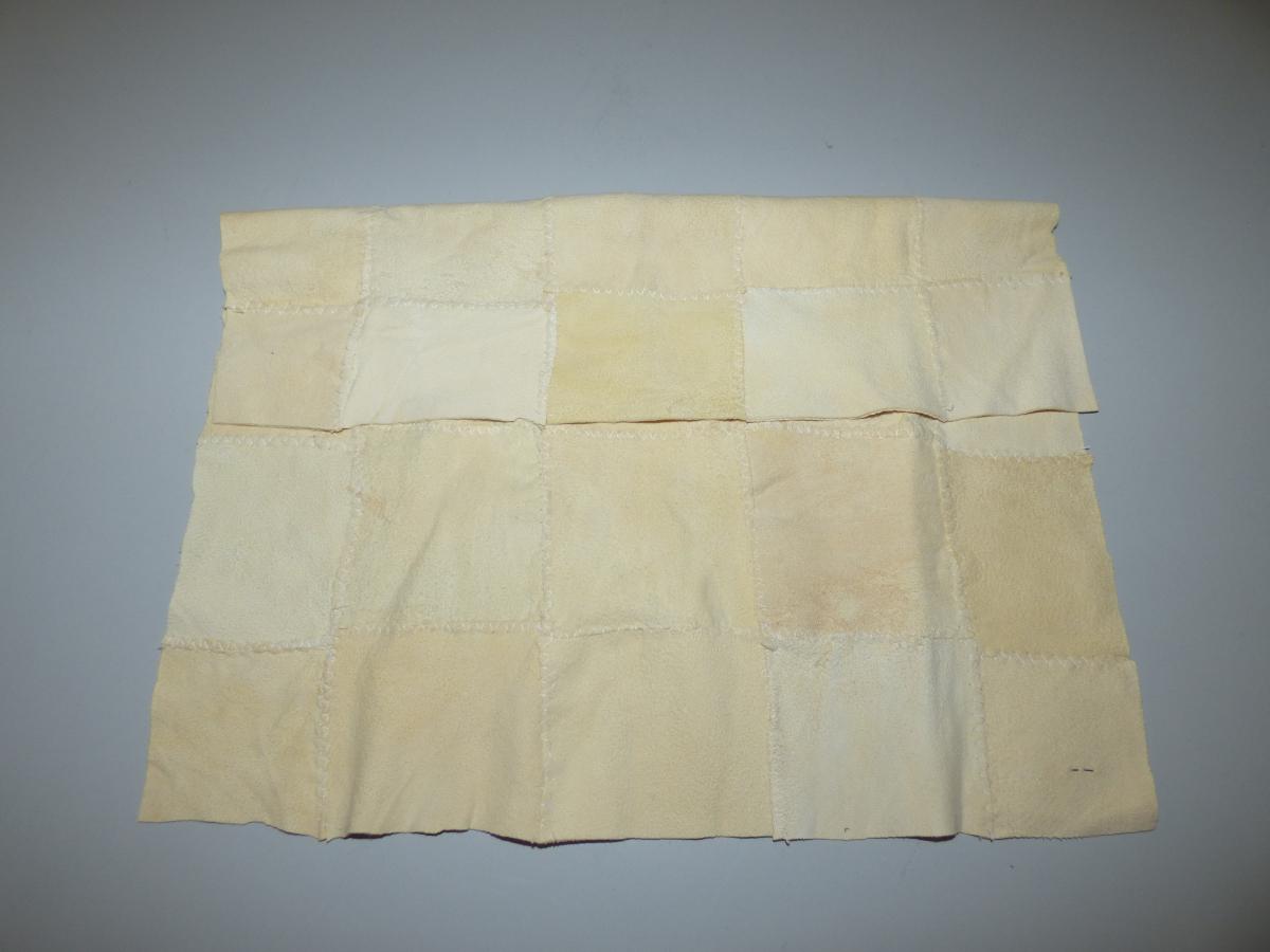 Ware aus Leder, sog. Fensterputztuch "Flicken", Foto siehe Anlage,
- aus Ziegenleder (laut Antrag),
- enthaart; in Fettgerbung hergestellt (laut Antrag Chamois),
- weiches, geschmeidiges, hellgelbes Fleischspaltleder,
- durch Zusammennähen von ca. 6 cm x 7 cm großen Stücken hergestellt,
- von unregelmäßiger Form; mit den Abmessungen von ca. 31 cm x 31 cm,
- keine Ware der Position 4114, da aus Lederstücken zusammengenäht.

"Andere Ware aus Leder, nicht zu technischen Zwecken"