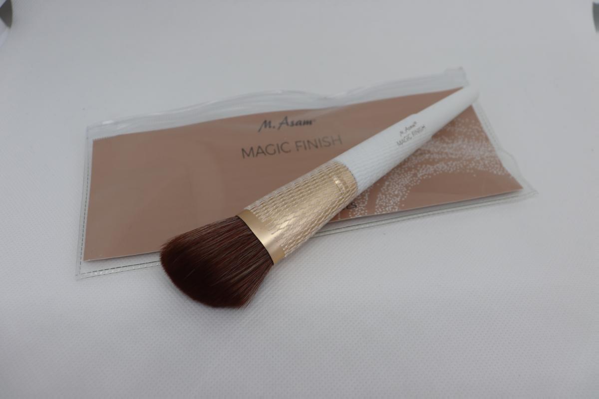 Es handelt sich um Pinsel (Magic Finish) zum Auftragen kosmetischer Erzeugnisse. Die Waren besitzen eine "goldene" Metallfassung sowie einen Holzstiel und synthetische Filamente als Einzugsmaterial.
Je nach Modell besitzen die Pinsel die Maße:

- Lip Brush Länge 13,5 cm und Borsten 0,5 cm
- Eye Shader Brush Länge 14 cm und Borsten 1,5 cm
- Cheek Brush Länge 17 cm und Borsten 3,5 cm

Die verpackte Ware wird als "Pinsel, ähnlicher Pinsel zum Auftragen von kosmetischen Erzeugnissen" eingereiht.