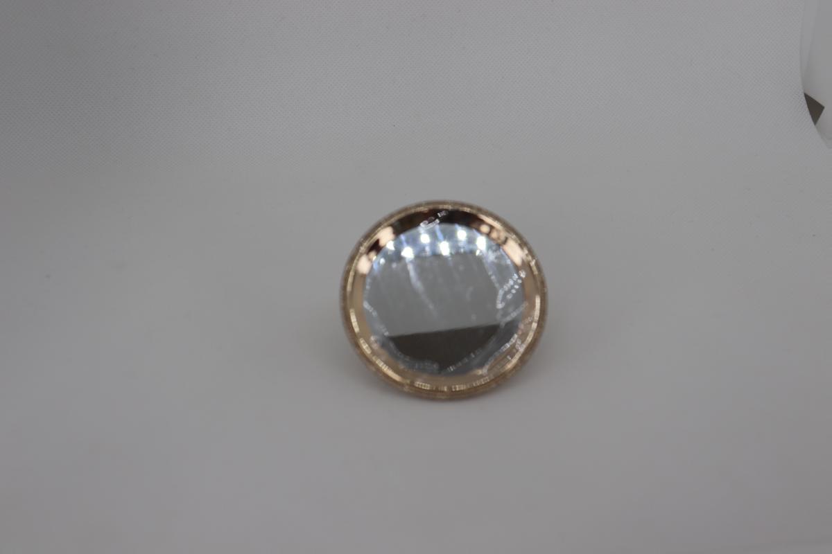 Handspiegel aus Glas, sog. Handspiegel mit Ring, Foto siehe Anlage,
- kreisrunder Spiegel aus Glas,
- in einer Fassung aus unedlem Metall,
- an der Rückseite der Fassung mit Pailletten versehen, die mit einer Kunststofffolie überzogen sind,
- mit einer an der Rückseite angebrachten, abklappbaren Halterung in Form eines Ringes aus
  unedlen Metallen,
- mit einem Durchmesser von ca. 6,5 cm,
- der Spiegel aus Glas bestimmt aufgrund seiner Bedeutung in Bezug auf die Verwendung den
  wesentlichen Charakter der Ware.

"Spiegel aus Glas (Handspiegel), gerahmt"