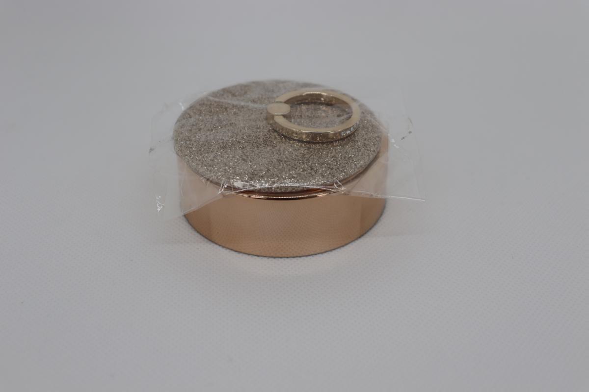 Zweiteilige Zusammenstellung, bestehend aus einem Spiegel aus Glas und einem Deckel aus Kunststoff,
sog. Handspiegel mit Ring mit Schraubdeckel aus Kunststoff, Foto siehe Anlage,
- in Aufmachung für den Einzelverkauf (der Spiegel haftet mittels Magnetismus am Deckel),
- die Waren dienen weder der Befriedigung eines speziellen Bedarfs noch der Ausübung einer
  bestimmten Tätigkeit; sie stellen sich somit nicht als Warenzusammenstellung im Sinne der AV 3 b) dar,
- die Zusammensetzung der Waren bildet kein Ganzes; sie stellen sich somit nicht als eine aus 
  verschiedenen Bestandteilen zusammengesetzte Ware im Sinne der AV 3 b) dar und sind damit
  getrennt einzureihen,
- Deckel aus Kunststoff, aus verschiedenen Bestandteilen zusammengesetzte Ware; bestehend aus:
- - einem Deckel mit Schraubverschluss aus formgepresstem Kunststoff im Sinne der Anmerkung 1
    zu Kapitel 39,
- - - mit Innengewinde,
- - einem in den Deckel integrierten Magneten,
- - mit einem Durchmesser von ca. 7 cm,
- - der Deckel bestimmt aufgrund des Umfangs und seiner Bedeutung in Bezug auf die Verwendung
    den wesentlichen Charakter der zusammengesetzten Ware,
- - soll dem Verschließen eines Tiegels zur Aufbewahrung von Kosmetika dienen.

“Deckel aus Kunststoffen, keine Verschluss- oder Flaschenkapsel“