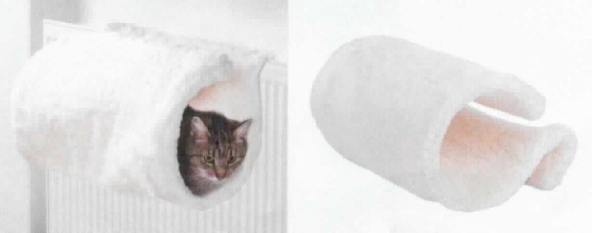 Katzen-Hängehöhle, sog. Heizungsliege Luxus - creme, Foto siehe Anlage,
- mit einer Aufbauanleitung in einem bedruckten Pappkarton verpackt, noch nicht zusammengesetzt eingehend,
- unmontiert und flachliegend annähernd in Art eines rechteckigen, ca. 95 cm x 46 cm großen Kissenbezuges 
  gearbeitet; in montiertem Zustand in Form einer Rolle mit einem Innendurchmesser von laut Antrag ca. 23 cm, 
- mit einer Ober- und Unterseite aus einfarbigen Plüschgewirken aus laut Antrag 100 % Polyester (synthetische
  Chemiefasern), 
- auf der Unterseite (innen) zusätzlich teilweise mit einem Polster aus Schaumkunststoff ausgestattet, mit einem 
  Zuschnitt aus Vliesstoffen aus Spinnstoffen verstärkt und im oberen ungepolsterten Bereich mit einer 
  durchgehenden Öffnung zum Einstecken des zusammensteckbaren Rahmens aus unedlem Metall versehen,
- durch Zusammenfügen konfektioniert,
- dient als kuscheliger Schlaf- und Ruheplatz für Katzen,
- keine Einreihung in die Position 9404, da eine Hängehöhle keine Ähnlichkeit mit Bettausstattungen und ähnlichen 
  Waren aufweist; zudem ohne zusätzliche Elemente, die auf eine Verwendung als Bettausstattung hinweisen,
- kennzeichnet sich aufgrund des Verwendungszwecks und der Ausstattung als Ware zur Innenausstattung,
  somit keine Ware der Position 6307,
- im Hinblick auf die Bedeutung in Bezug auf die Verwendung und das äußere Erscheinungsbild bestimmen die 
  Plüschgewirke den Charakter der Ware.

"Andere Ware zur Innenausstattung (Katzen-Hängehöhle) aus Spinnstoffen, keine Ware der Position 9404, 
 aus Gewirken"