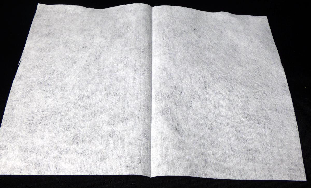 Es handelt sich um ein einlagiges Vlies aus nicht versponnenen Fasern. Das Vlies weist eine gewirkeähnliche Oberflächenstruktur auf. Es besteht nach den Angaben der Antragstellerin aus papiermäßig aufgeschlossenem Zellstoff (gewichtsmäßig vorherrschend) und Tencel (Chemiefasern aus regenerierter Cellulose). Das Vlies soll z. B. im sanitären Bereich zu feuchten Einwegtüchern weiterverarbeitet werden. Die Ware wird in Rollen mit einer Breite von weniger als 36 cm eingeführt.

Abbildung siehe Anlage (es ist ein Probenabschnitt der Ware abgebildet).

Derartige Erzeugnisse gehören als "Vliese aus Zellstofffasern, von der im Haushalt oder zu sanitären Zwecken verwendeten Art, in Rollen mit einer Breite von 36 cm oder weniger, andere als in den Unterpositionen 4818 10 10 bis 4818 90 10 genannte" zum TARIC-Code 4818 90 90 00, da es sich um eine aus verschiedenen Stoffen zusammengesetzte Ware handelt, deren wesentlicher Charakter nach dem Gewicht durch den Papierhalbstoff bestimmt wird.