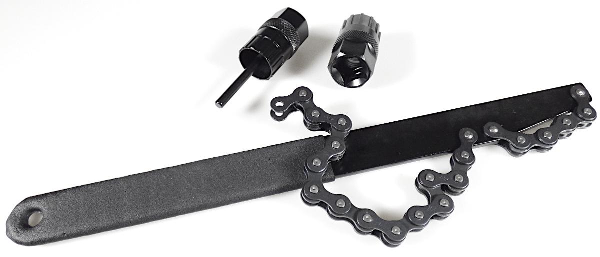 "Kettenpeitsche 3-teilig"
Set, bestehend aus

- einer Zusammenstellung von Werkzeugen der Positionen 8204 bis 8205 (= Pos 8206) in 
  Aufmachung für den Einzelverkauf, bestehend aus:

- - einem Zahnkranzgegenhalter einer sog. Kettenpeitsche (Pos. 8204)
 
- - einem Zahnkranzabzieher mit Führungsstift (Pos. 8205)

- - einem Innenlagerwerkzeug (Pos. 8205)

- zur Montage und Demontage von Innenlagern (sog. Tretlager), Ritzeln bei Naben- oder 
  Ritzelpaketen bei Kettenschaltungen von Fahrrädern

Abbildung siehe Anlage.

Derartige Erzeugnisse gehören als "Zusammenstellungen von Werkzeugen aus zwei oder mehr der Positionen 8202 bis 8205, mit arbeitendem Teil aus unedlem Metall, in Aufmachung für den Einzelver-kauf" in die Codenummer 8206 0000 00 0 des Zolltarifs.
