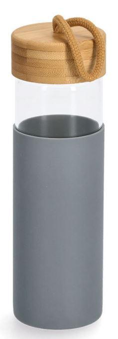 Trinkflasche aus Glas, Foto siehe Anlage,
- aus klarsichtigem, handgefertigtem Borosilikatglas (laut Antrag),
- mit einem Schraubgewinde am oberen Ende,
- mit einem abschraubbaren Deckel aus Holz (laut Antrag aus Bambus) mit einem Schraubeinsatz und
  einer Dichtung aus Kunststoff,
- mit einer Umhüllung aus Kunststoff, die die Trinkflasche zu etwa 2/3 umschließt,
- mit einer in den Deckel eingesetzten Trageschlaufe aus Spinnstoff,
- mit den Abmessungen: ca. 7 cm (Durchmesser) x ca. 21,5 cm (Höhe),
- das Glas bestimmt nach dem Umfang und seiner Bedeutung in Bezug auf die Verwendung
  den wesentlichen Charakter der Ware,
- keine Einreihung in die Position 7010, da die Ware dem Bereithalten von Getränken dient und
  üblicherweise nicht gewerblich zum Transport oder zur Verpackung verwendet wird.

"Glasware zu ähnlichen Zwecken wie zur Verwendung bei Tisch oder in der Küche, keine Ware
 der Positionen 7010 und 7018, nicht aus Glaskeramik oder Bleikristall, andere Glasware als in
 den Unterpositionen 7013 2210 bis 7013 4999 genannte, handgefertigt (manuelle Glasentnahme)"