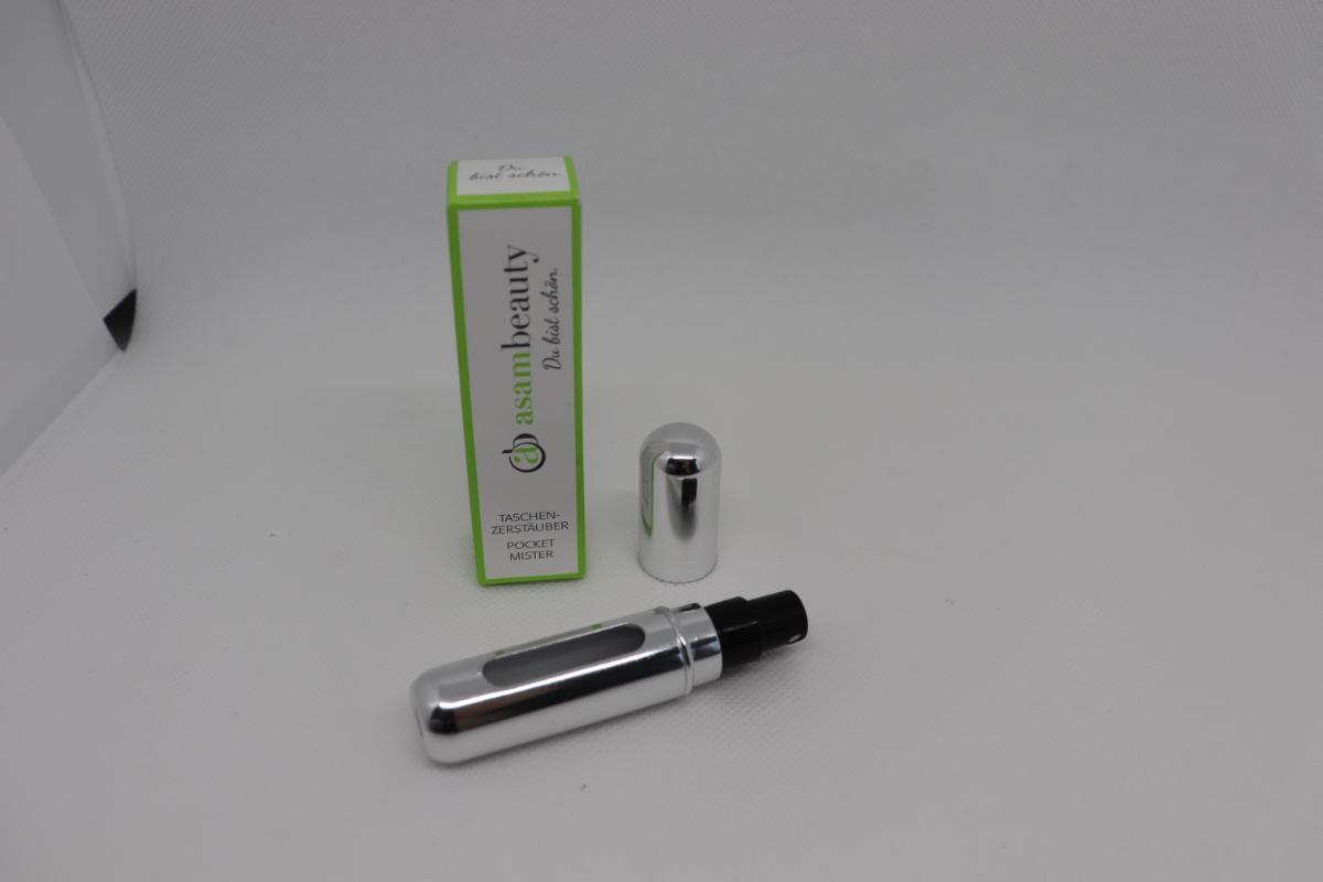 Es handelt sich bei dem sog. „Parfümzerstäuber / Taschenzerstäuber“ um ein Metallgehäuse mit integriertem Kunststoffbehälter und abnehmbarer Schutzkappe aus ebenfalls Metall, Gesamtlänge 8 cm.
Die mit einer Pump- und Sprühvorrichtung ausgestattete Ware ist aufgrund der Art und Beschaffenheit erkennbar zur Aufnahme und Verteilung von Erzeugnissen zu Toilettenzwecken bestimmt.

Die verpackte Ware ist als "Parfümzerstäuber und ähnliche Zerstäuber zu Toilettenzwecken" einzureihen.