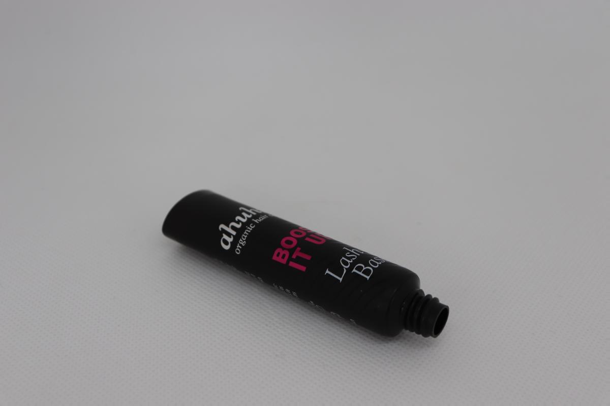 Nach den Antragsangaben sowie dem vorgelegten Warenmuster handelt es sich um ein unvollständiges Verpackungsmittel für ein Kosmetikerzeugnis in Form einer etwa 9 cm langen und im Durchmesser ca. 2 cm großen Tube aus Kunststoff im Sinne der Anmerkung 1 zu Kapitel 39.
Der Tubenkörper verfügt an einem Ende über eine Verjüngung mit Außengewinde und ist am anderen Ende zum Befüllen offen gearbeitet. Auf der Außenseite ist das Erzeugnis mit diversen Produktangaben bedruckt.

Die Tube wird dazu verwendet, kosmetische Zubereitungen für den Einzelverkauf abzupacken.

Zolltarifrechtlich handelt es sich um ein "Verpackungsmittel aus Kunststoff, nicht von den TARIC-Codes 3923 1010 00 bis 3923 5090 00 erfasst".
