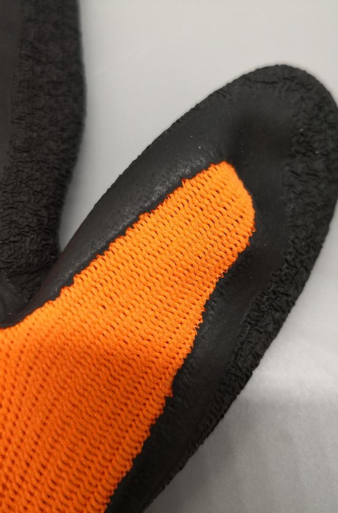 Fingerhandschuhe, sog. Arbeitshandschuhe, Größe M/8, Foto siehe Anlage,
- paarweise an einem bedruckten Pappaufhänger befestigt,
- als Fünffingerhandschuhe gearbeitet,
- aus einfarbigen Gewirken aus laut Antrag Polyester (synthetische Chemiefasern),
- nachträglich mit Ausnahme des größten Teils des Bündchens, des Handrückens und Teilen der Finger-
  außenseiten einseitig (Außenseite) im Tauchverfahren mit Kautschuk (laut Antrag Latex; keine Zell-
  struktur erkennbar) überzogen,
- auf dem Handrücken bedruckt,
- mit einem elastischen Bündchen,
- am unteren Rand mit Überwendlichnähten gesäumt.

"Fingerhandschuhe, aus Gewirken, mit Kautschuk überzogen"
