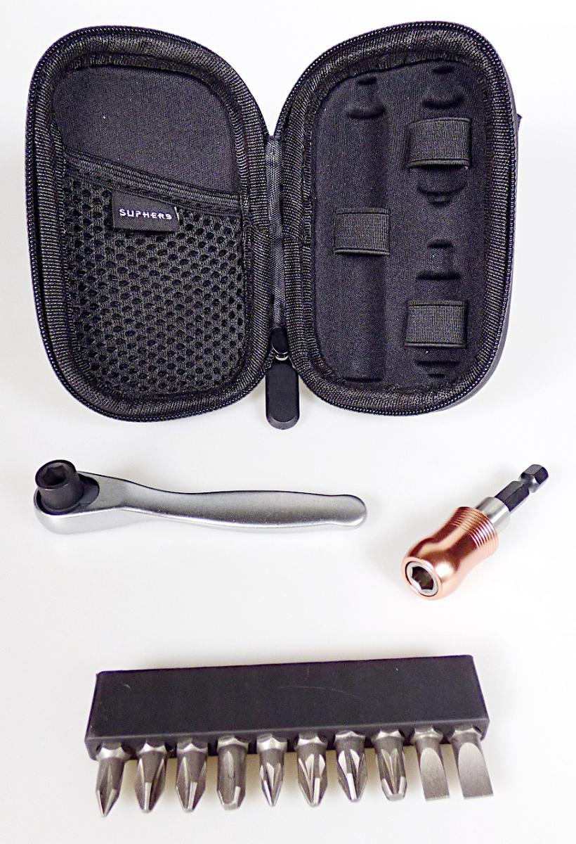 "Mini Knarren Set im Etui"

Warenzusammenstellung in Aufmachung für den Einzelverkauf, bestehend aus

- einem noch nicht zusammengesetzten Winkelschraubendreher, bestehend aus einer Ratsche mit
  umschaltbaren Rechts-/Linksgang und Antriebsteil mit Innensechskantaufnahme und einem aus-
  wechselbaren Schraubendrehereinsatz (Bit) aus Stahl (Pos. 8204)

- 9 weiteren auswechselbaren Bits (Schlitz- und Kreuzschlitz) aus unedlem Metall (Pos. 8207), alle in
  einer speziell für die Aufnahme der o. g. Erzeugnisse hergerichteten und zum dauernden Gebrauch
  geeigneten Kunststoffleiste eingesteckt

- einer magnetischen Bitverlängerung (Außensechskant auf Innensechskant; Pos. 8466)

- jeweils vollständig aus unedlem Metall gefertigt bzw. mit arbeitendem Teil aus unedlem Metall

- gemeinsam in einem speziell für die Aufnahme der o. g. Erzeugnisse hergerichteten und zum
  dauernden Gebrauch geeigneten Etui aus Kunststoff aufgemacht

- der Winkelschraubendreher bestimmt im Hinblick auf den Wert, das Gewicht und die Bedeutung für
  die Verwendung den Charakter der Warenzusammenstellung

Abbildung siehe Anlage.

Derartige Erzeugnisse gehören als "von Hand zu betätigende Spannschlüssel, mit nicht verstellbarer
Spannweite, mit arbeitendem Teil aus unedlem Metall" zur Codenummer 8204 1100 00 0 des Zolltarifs.