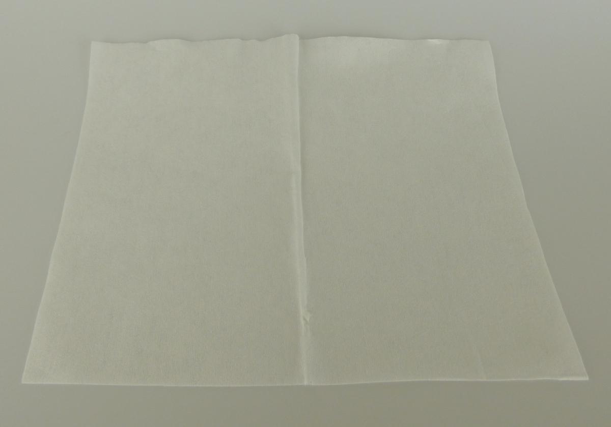 Es handelt sich um ein einlagiges Vlies aus nicht versponnenen Fasern mit einer den Gewirken ähnlichen Oberflächenstruktur mit einem Quadratmetergewicht von etwa 60 g. Es besteht nach den Angaben der Antragstellerin aus Zellstofffasern (gewichtsmäßig vorherrschend) und Chemiefasern aus regenerierter Cellulose. Das Vlies soll zu Feuchttüchern zur Verwendung im sanitären Bereich (z. B. feuchtes Toilettenpapier) weiterverarbeitet werden. Die Ware wird in Rollen mit einer Breite von etwa 100 cm eingeführt.

Abbildung siehe Anlage (Probenabschnitt der Ware).

Derartige Erzeugnisse gehören als "Vliese aus Zellstoffasern, mit einem Quadratmetergewicht pro Lage von 25 g oder mehr, in Rollen mit einer Breite von mehr als 36 cm" zum TARIC-Code 4803 00 39 00, da es sich zolltarifrechtlich um eine aus verschiedenen Stoffen zusammengesetzte Ware handelt, deren wesentlicher Charakter nach dem Gewicht durch den Papierhalbstoff bestimmt wird.