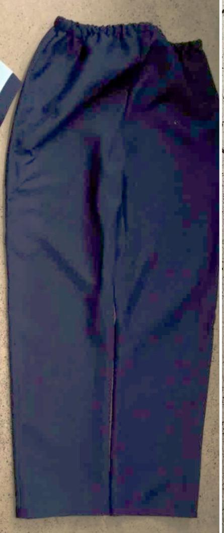 Kinderkostüm Polizist, Größe 8-10 Jahre (entspricht den Größen 128 bis 140), Foto siehe Anlage,
- Zusammenstellung, bestehend aus einer langen Hose, einer Bluse, einem Gürtel und einer Mütze,
- gemeinsam mit einem bedruckten Pappeinleger in einem Polybeutel mit Aufhängevorrichtung verpackt,
- keine Kombination, da die Kleidungsstücke nicht vollständig aus ein und demselben Flächenerzeugnis
  hergestellt sind,
- getrennte Einreihung aller Bestandteile, weil die Kleidungsstücke nicht zusammen in eine Position ein-
  gereiht werden können,
- alle textilen Flächenerzeugnisse bestehen aus laut Antrag 100 % Polyester (synthetische Chemie-
  fasern),
- lange Hose:
-- aus ca. 0,2 mm dicken, einfarbigen Geweben,
-- in der Taille abschließend, mit einem elastisch verengten Taillenbund,
-- ohne Öffnung und ohne Verschluss,
-- ohne Hinweise auf den Trägerkreis (unisex),
-- mit langen Hosenbeinen, an den Beinabschlüssen durch Umschlagen und Festnähen gesäumt,
-- keine Arbeits- und Berufskleidung,
-- gehört als Maskenkostüm aus Spinnstoffen nicht zum Warenkreis der Position 9505.

"Lange Hose, aus Geweben, für Mädchen, aus synthetischen Chemiefasern, keine Arbeits- und Berufs-
 kleidung, nicht nach dem Batik-Verfahren handbedruckt"
