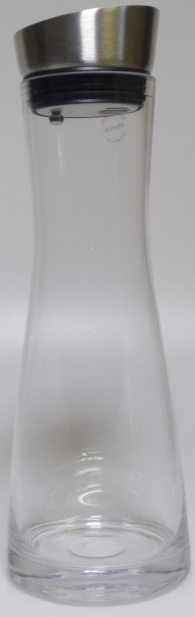 Glasware zur Verwendung bei Tisch oder in der Küche, sog. Wasserkaraffe, Foto siehe Anlage,
- in Form einer Karaffe,
- - aus klarsichtigem, laut Antrag gewöhnlichem, handgefertigtem Glas,
- mit einem Deckel mit Ausgießvorrichtung aus laut Antrag Edelstahl (unedles Metall);
  mit Silikondichtung
- mit einer Höhe von ca. 30 cm und einem Durchmesser von ca. 10 cm,
- laut Antrag mit einer Füllmenge von 1000 ml,
- das Glas bestimmt im Hinblick auf seine Bedeutung in Bezug auf die Verwendung den
  wesentlichen Charakter der Ware.

"Glasware zur Verwendung bei Tisch oder in der Küche, kein Trinkglas, aus gewöhnlichem,
 Glas, handgefertigt (manuelle Glasentnahme)"