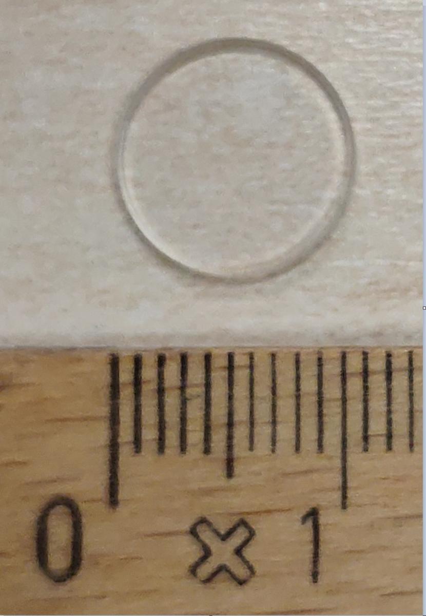 Andere Ware aus Glas, sog. Quarzfenster, Fotos siehe Anlage,
ein Warenmuster wurde nicht vorgelegt; die Einreihung erfolgt anhand der Antragsangaben,
- in Form einer Scheibe,
- aus geschmolzenem Quarz oder anderem geschmolzenem Siliciumdioxid (sog. Quarzglas),
- in den Abmessungen: ca. 10 mm (Durchmesser) x 1,2 mm (Dicke),
- von einer Stange geschnitten (nicht aus Glas, in Platten, Tafeln oder Profilen der Positionen 7003,
  7004 oder 7005 gefertigt), somit keine Einreihung in die Position 7006,
- beidseitig poliert; mit bearbeiteten (geschliffenen) Kanten,
- zur Verwendung als Dicht- und Schutzscheibe in einem Spektrometer für die Metallanalyse,
- keine Ware der Positionen 7014 und 9001, da die Ware keine optischen Effekte erzielt,
- kein erkennbares Teil eines Spektrometers, da ohne spezifische Merkmale.

"Andere Ware aus Glas, andere als in den Unterpositionen 7020 0005 bis 7020 0008 genannte,
 aus geschmolzenem Quarz oder anderem geschmolzenem Siliciumdioxid,
 andere als in den TARIC-Codes 7020 0010 10 und 7020 0010 20 genannte"