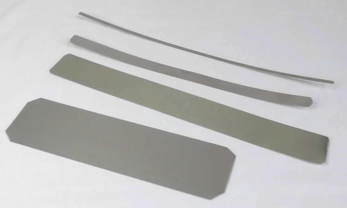 Band aus Aluminium

Bei der Ware handelt es sich um ein metallisches Flacherzeugnis (Aluminiumband) mit gleichbleibender Dicke und rechteckigem Querschnitt auf Spulen. Das Band ist aus einer Aluminumlegierung (AlMg) gefertigt, eloxiert und mit Schutzlack versehen. Die Ware wird zum Herstellen von Fensterverdunkelungen und - beschattungen verwendet. Die Dicke beträgt mehr als 0,3 mm. 

Das Erzeugnis ist als "mit Farbe versehenes, quadratisches oder rechteckiges Blech aus einer Aluminiumlegierung, mit einer Dicke von mehr als 0,2 mm" in den TARIC-Code 7606 1220 90 einzureihen.