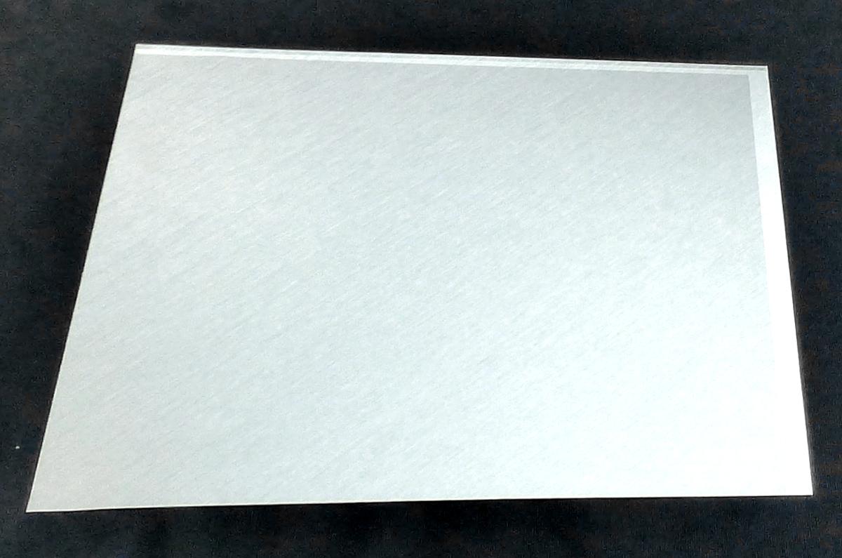 Bleche aus einer Aluminiumlegierung

Bei der Ware handelt es sich um rechteckige Bleche aus einer Aluminiumlegierung. Die Bleche haben eine Dicke von 0,8 mm, eine Breite von 610 mm und eine Länge von 1150 mm. Die Bleche sind einseitig mit einem Überzug (Polyesterharz, Pigmente) versehen.
Die Ware wird den Angaben nach für Karosserieteile in Kraftfahrzeugen im Interieur-Innenbereich verwendet.

Die Ware wird nach ihrer stofflichen Beschaffenheit als Bleche, aus Aluminium, mit einer Dicke von mehr als 0,2 mm, quadratisch oder rechteckig, aus Aluminiumlegierungen, andere, mit Farbe versehen, lackiert oder mit Kunststoff beschichtet, andere, ohne Unterlage, ohne innere Lagen aus anderem Material, zur Verwendung als Karosserieteile in der Automobilindustrie und mit einer Dicke von 6 mm oder weniger oder zur Verwendung bei der Herstellung von Flugzeugteilen und mit einer Dicke von 0,8 mm oder mehr, in den TARIC-Code 7606 1250 85 eingereiht.